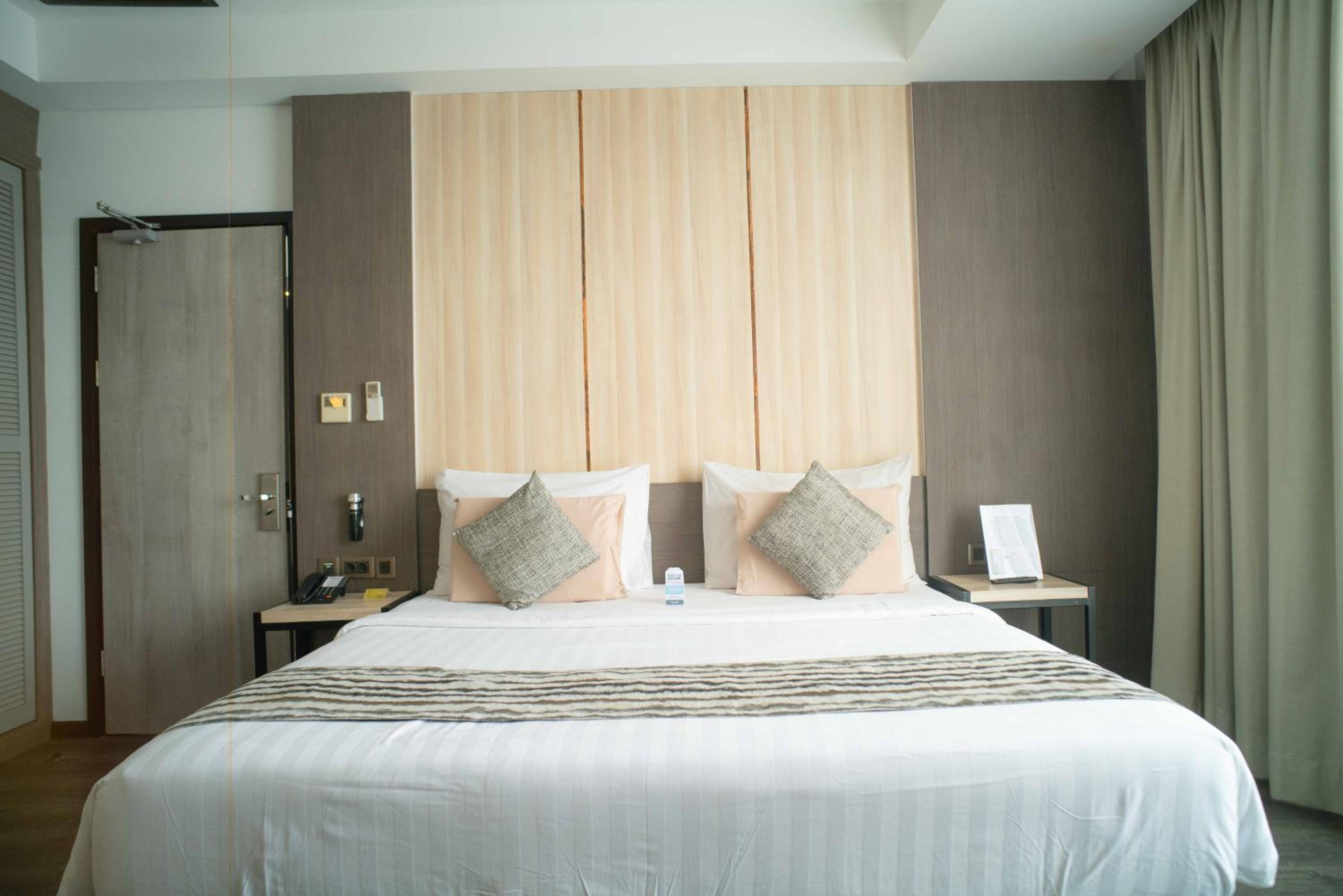 Honeymoon King Suite photo 3