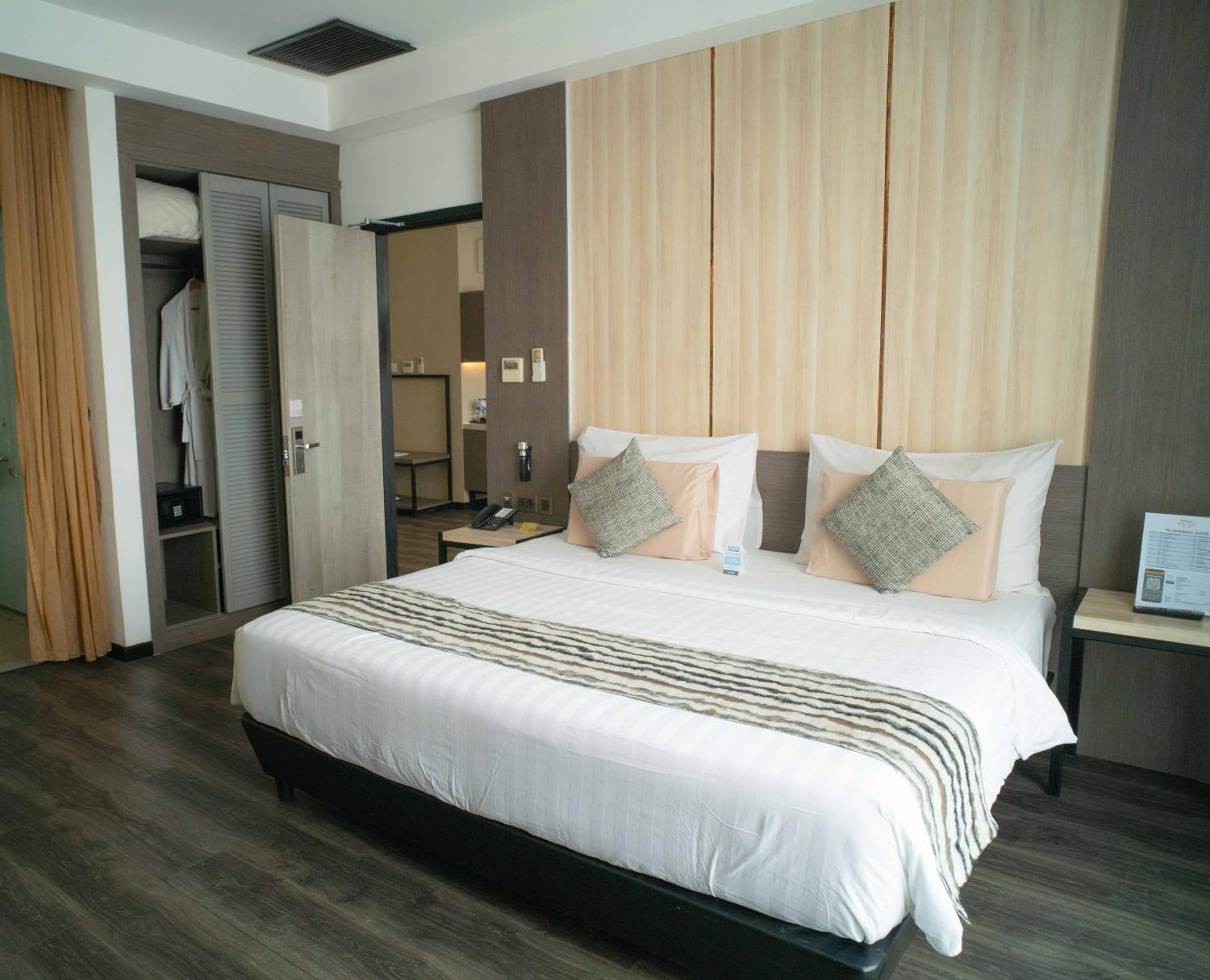 Honeymoon King Suite photo 2