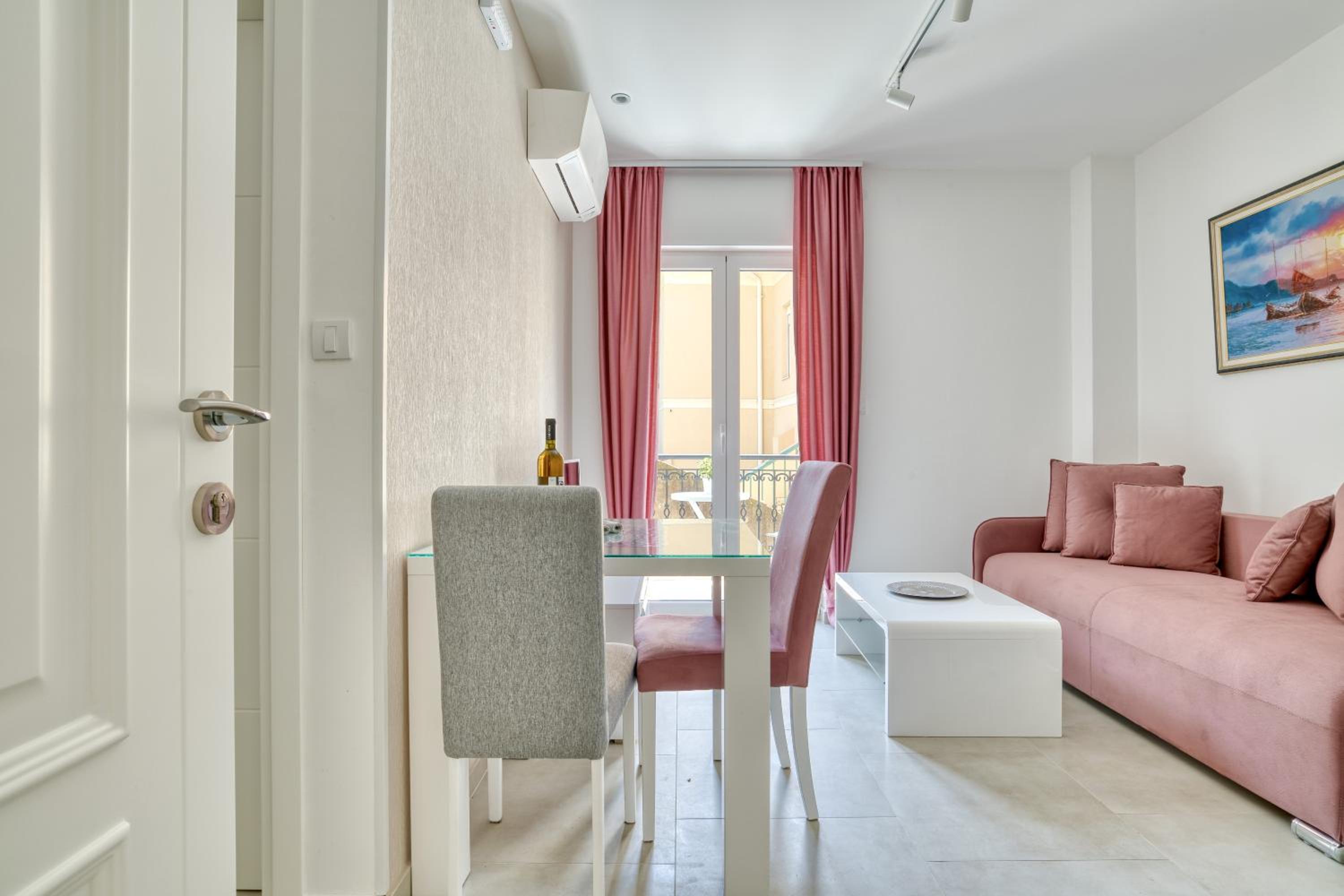 Apartment with Balcony and Partial Sea View photo 2