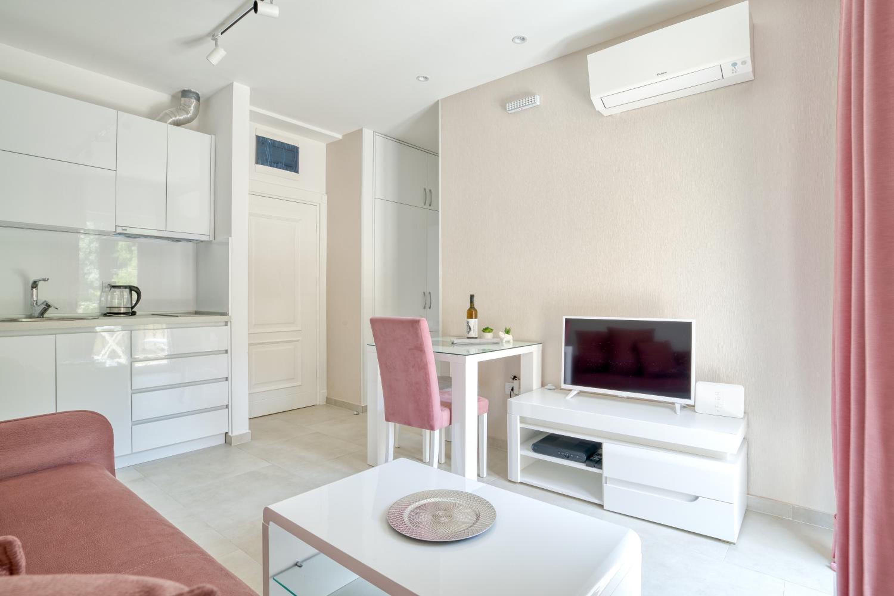 Apartment with Balcony and Partial Sea View photo 3