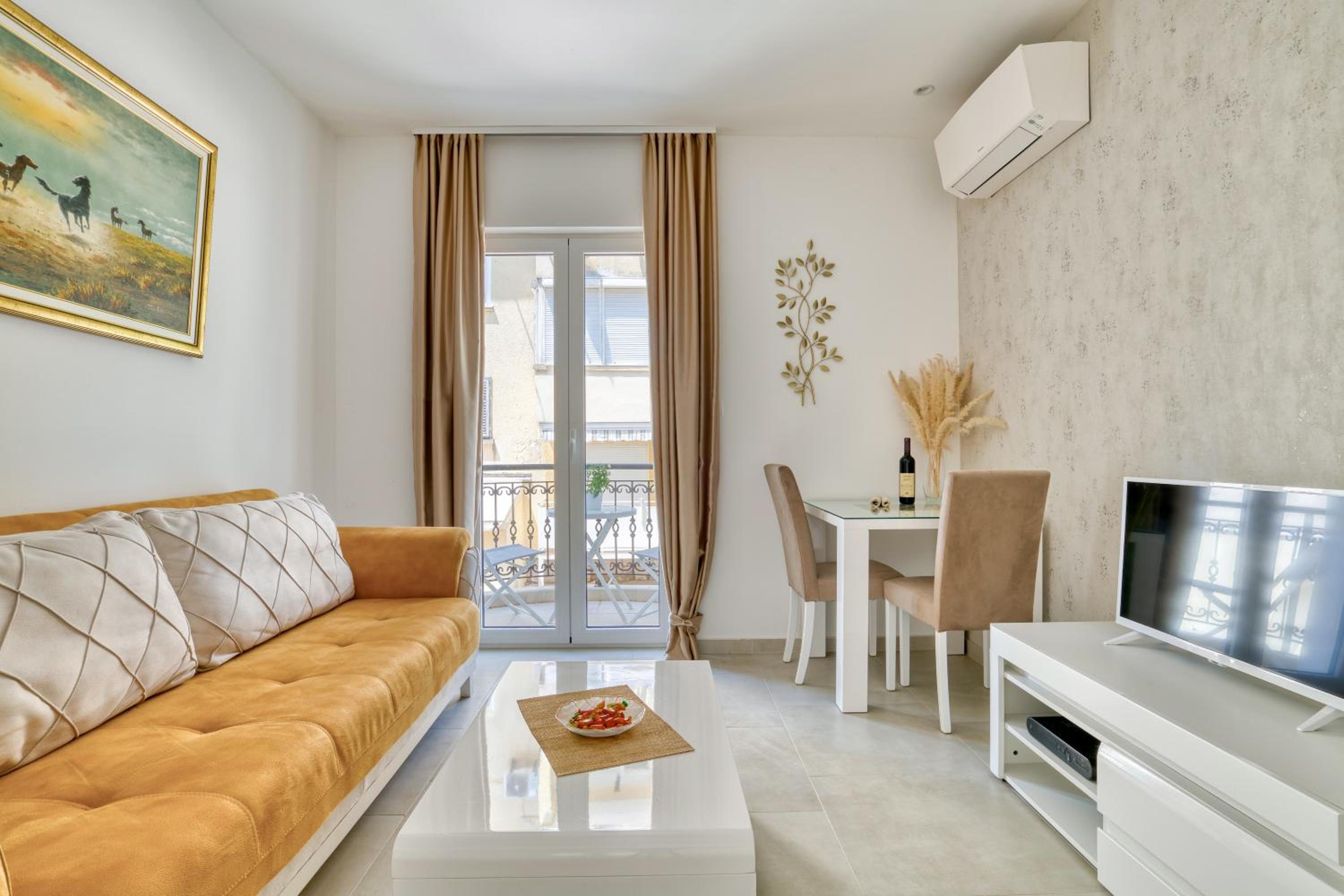 Apartment with Balcony and Partial Sea View photo 2