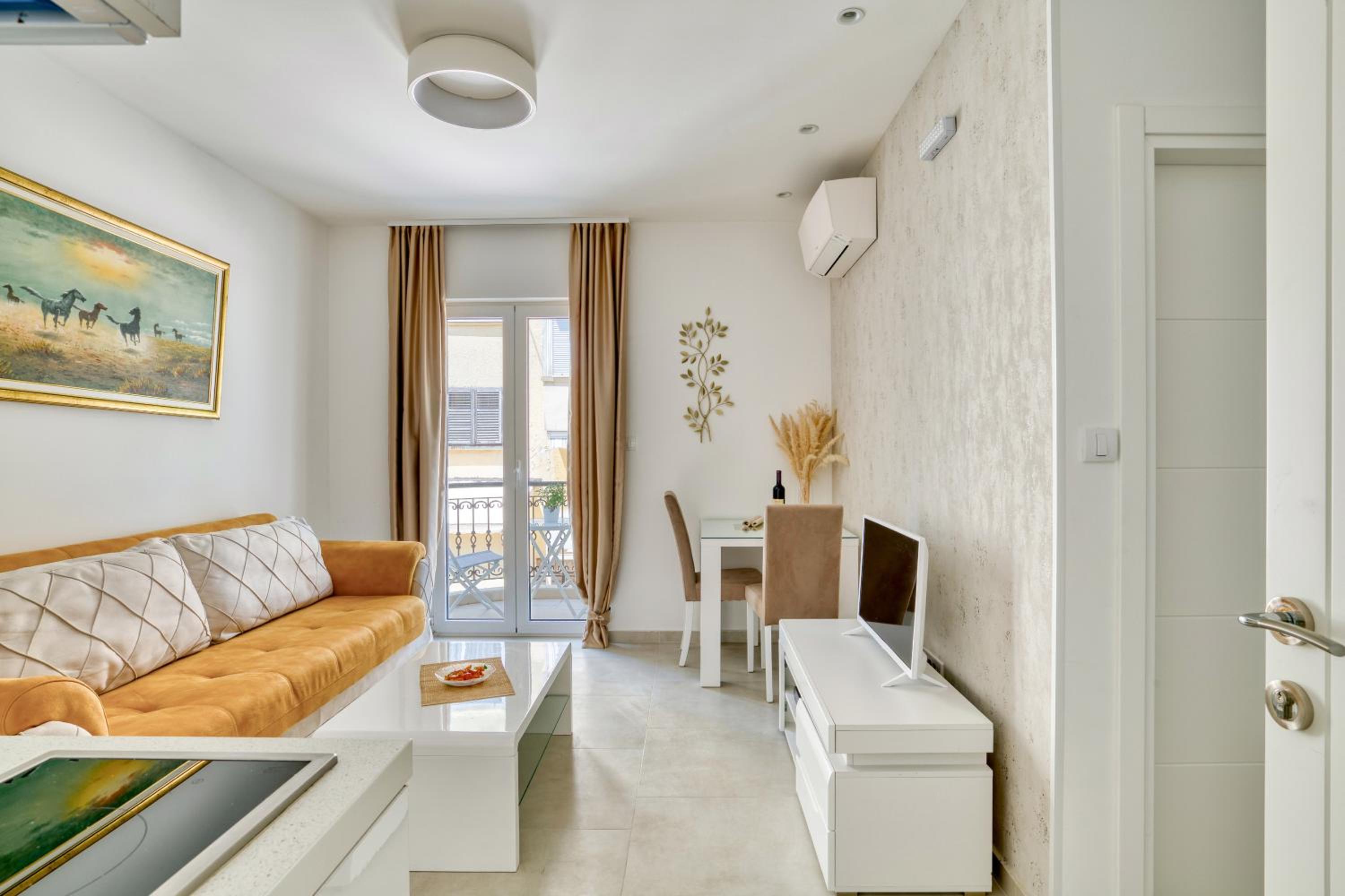 Apartment with Balcony and Partial Sea View photo 1