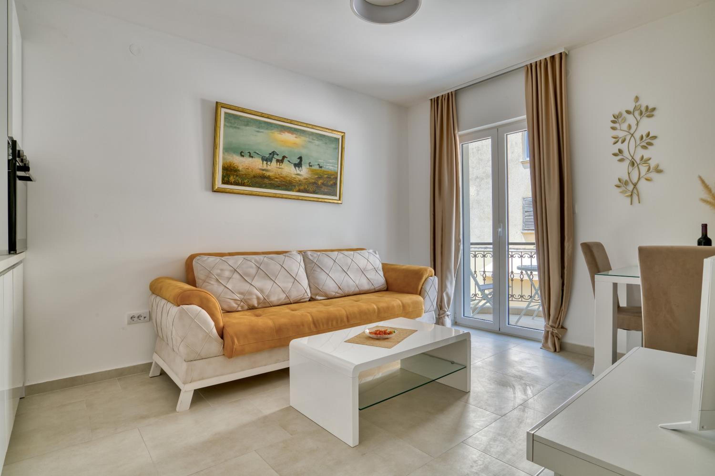 Apartment with Balcony and Partial Sea View photo 3