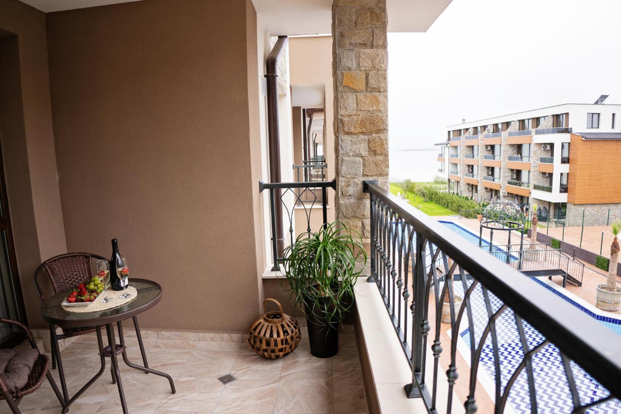 Apartment with Pool View  photo 3