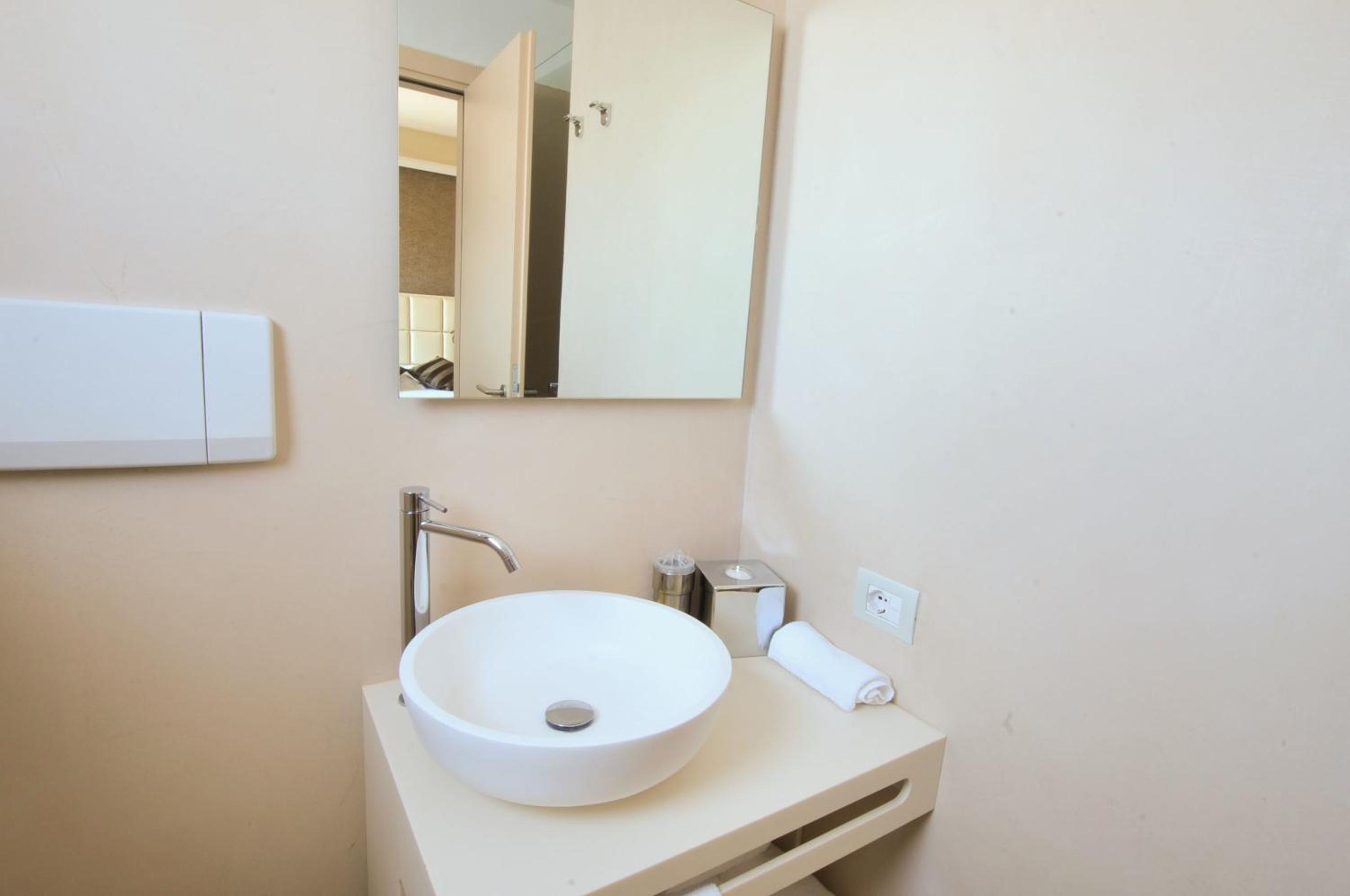 Triple Room with Balcony - Photo 6