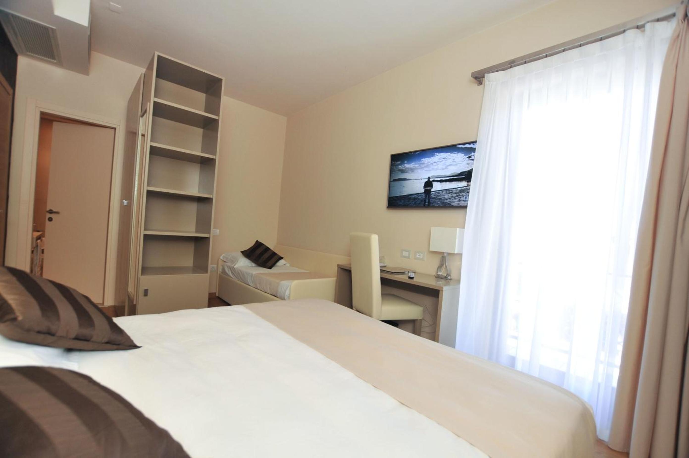 Triple Room with Balcony - Photo 3