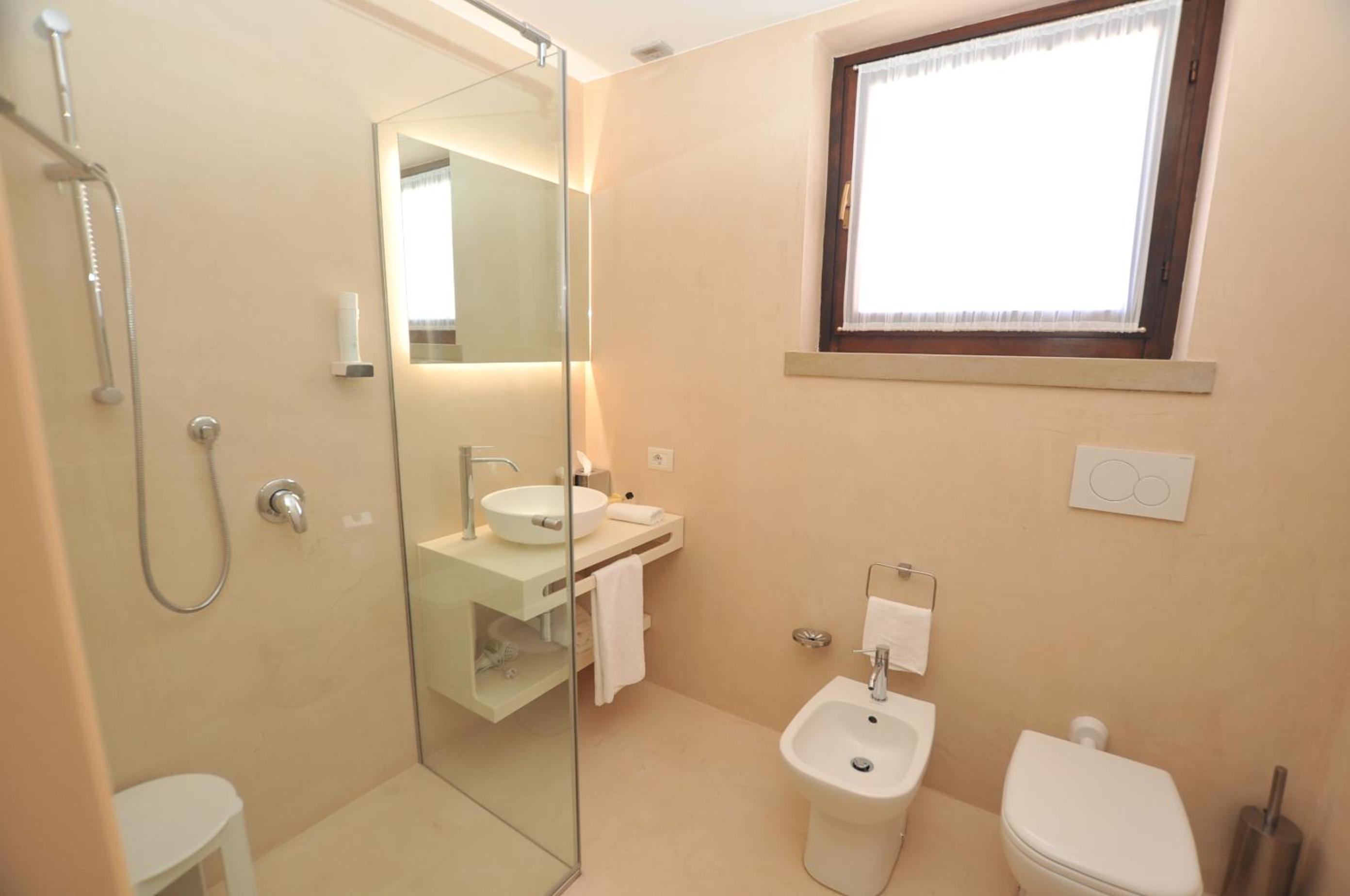 Triple Room with Balcony - Photo 14