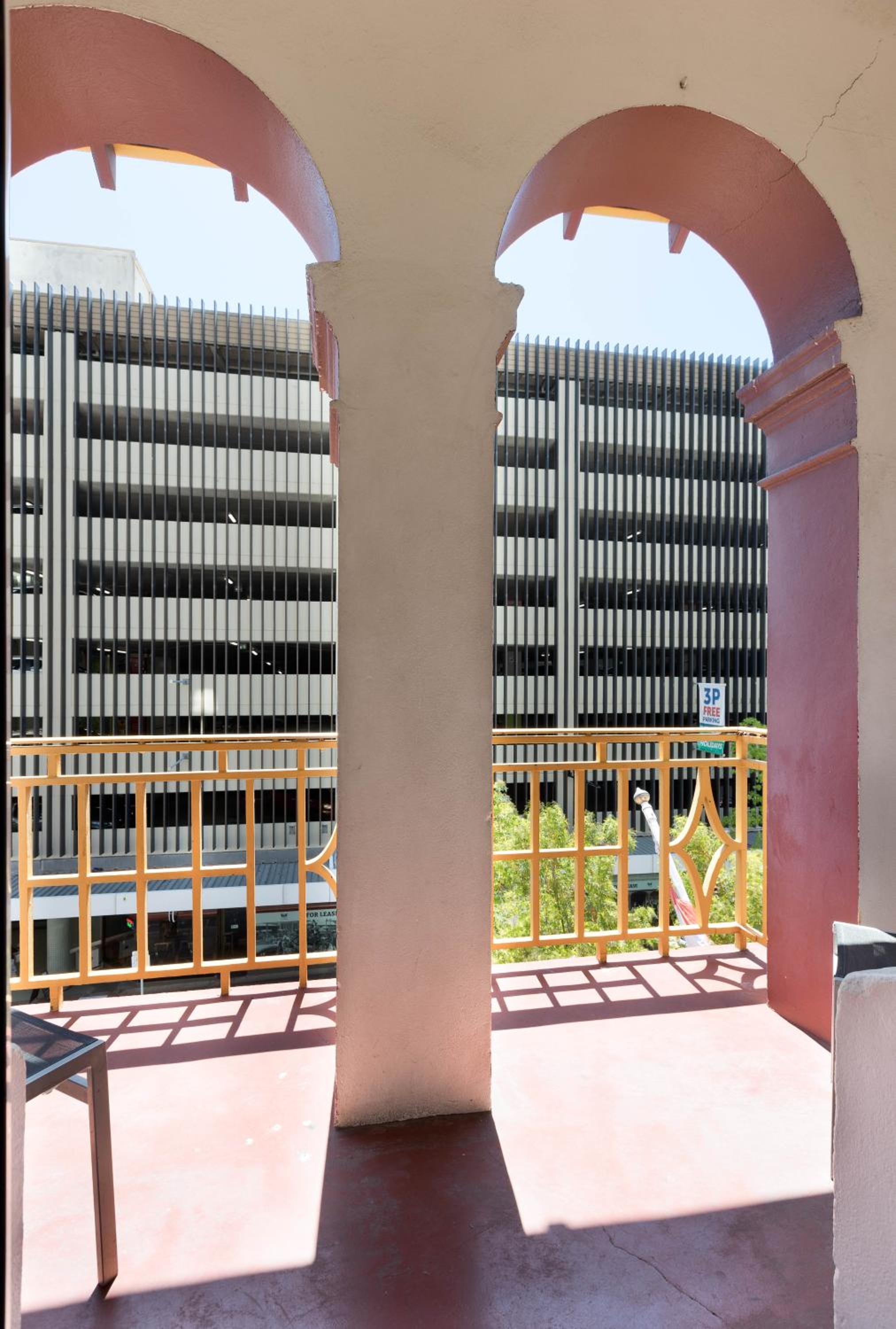 Queen Room with Balcony - Photo 7