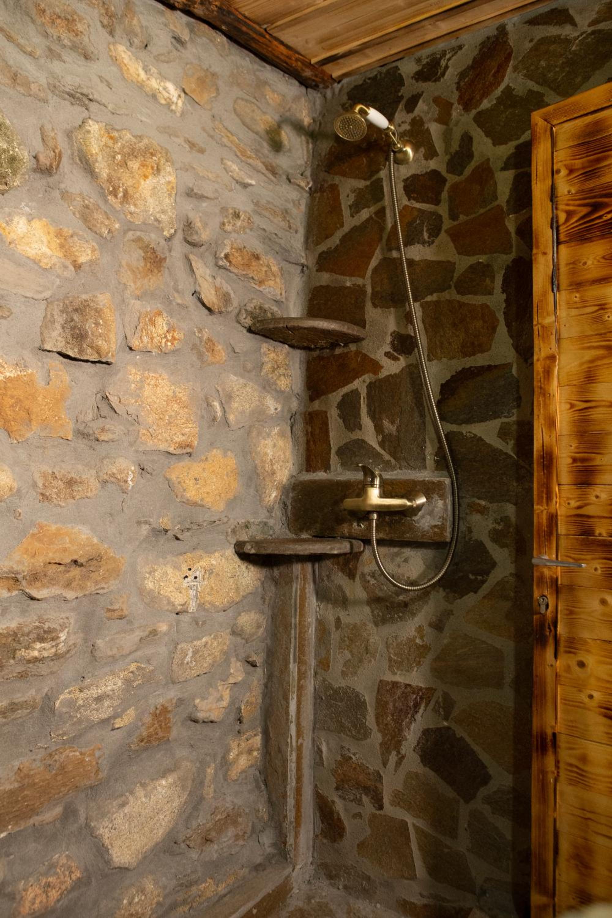 Deluxe Triple Room - Photo 9