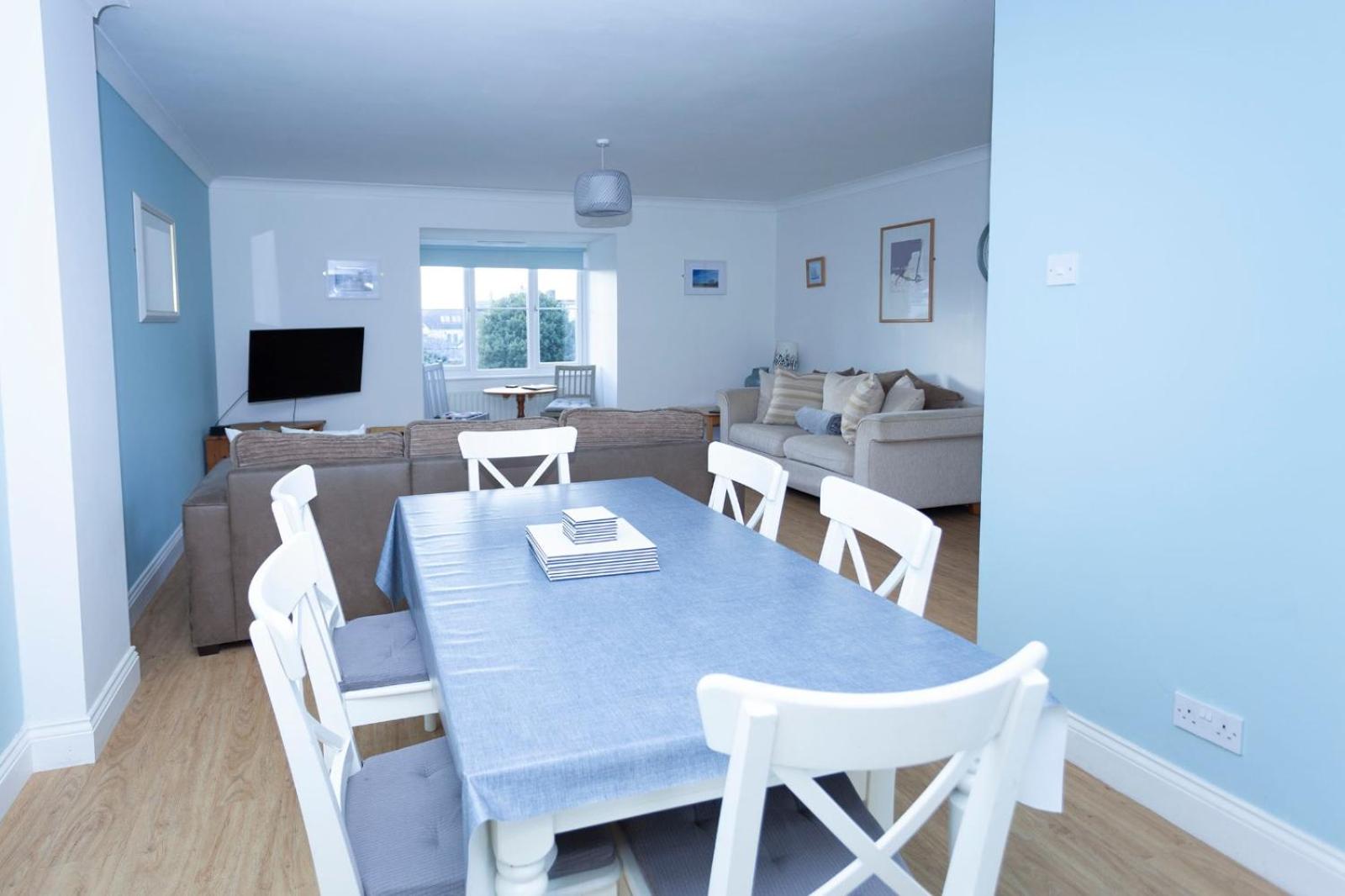 Three-Bedroom House photo 3