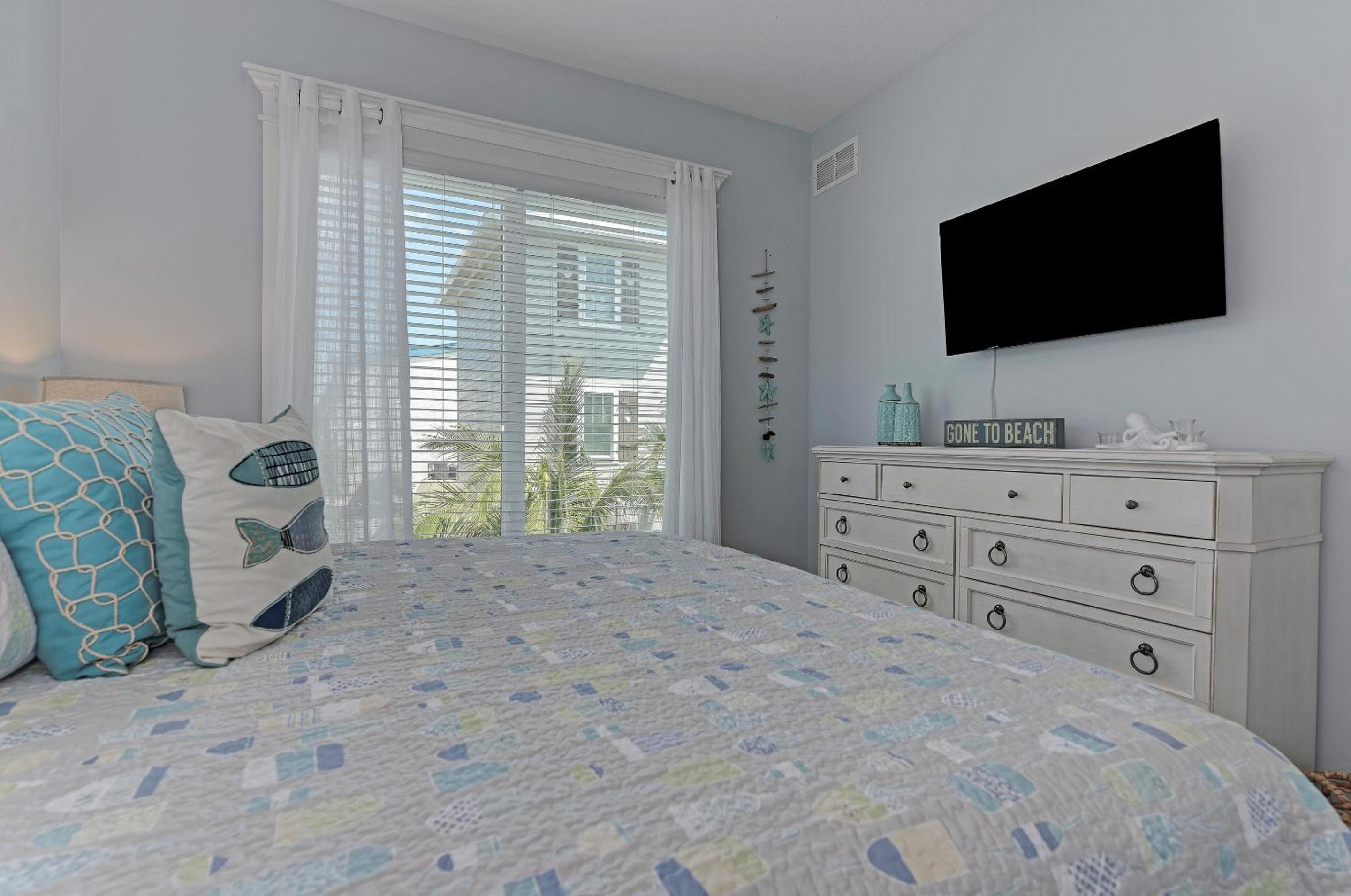 Six-Bedroom House photo 2