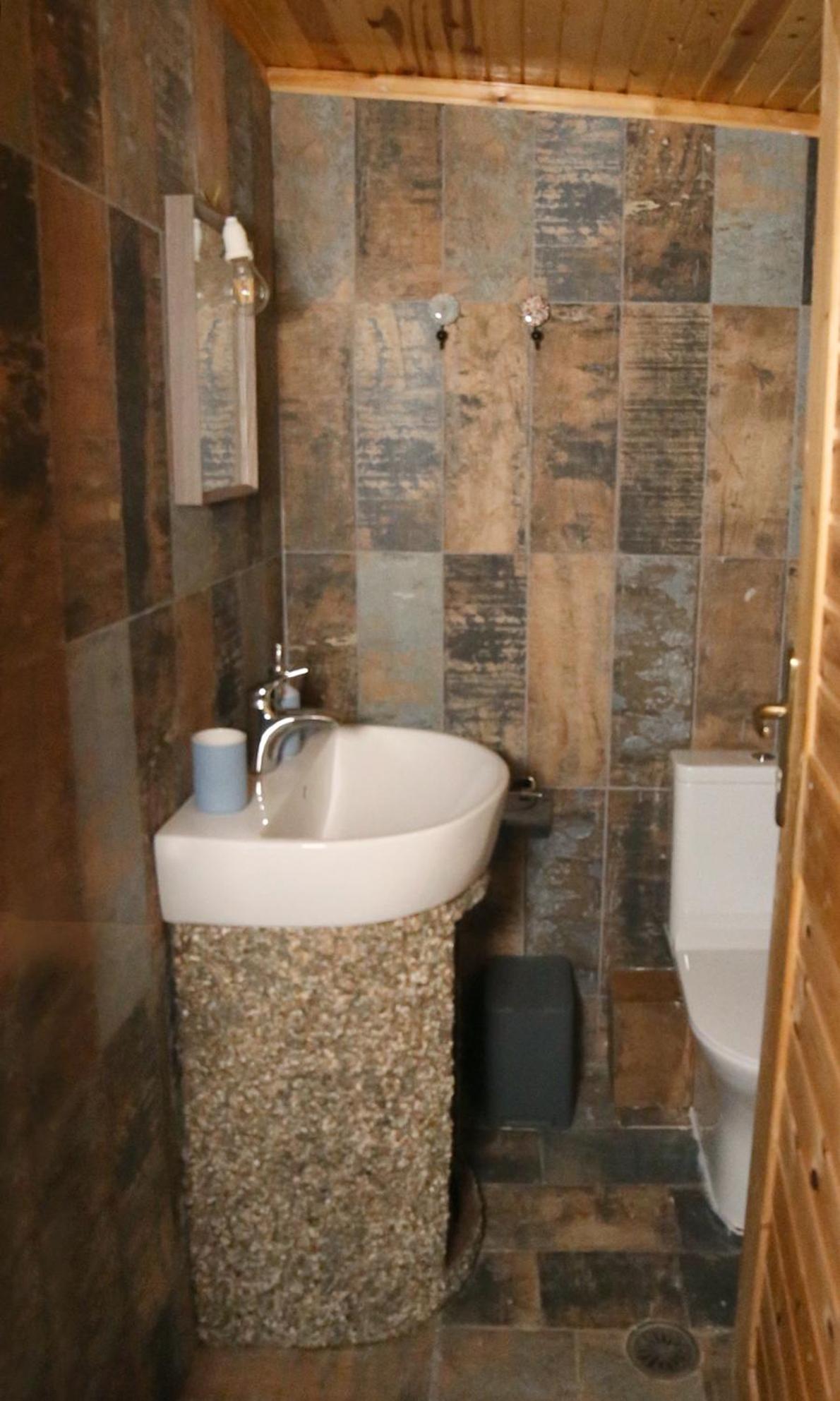 Deluxe Quadruple Room - Photo 8