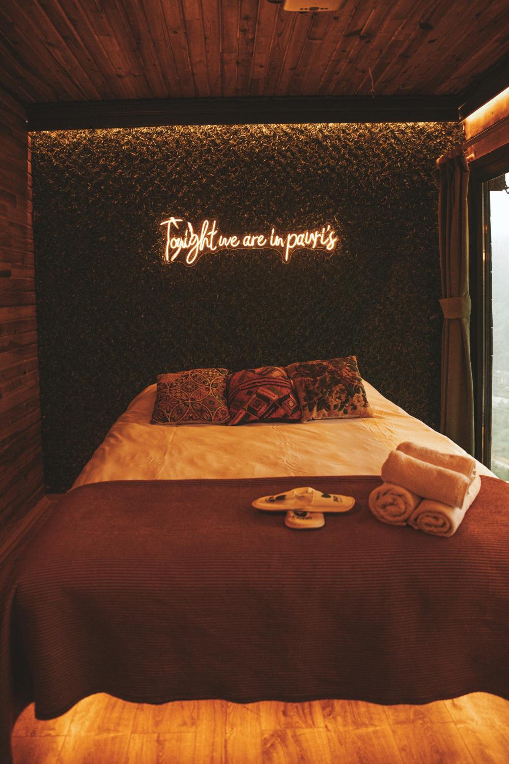 Deluxe Room - Photo 16