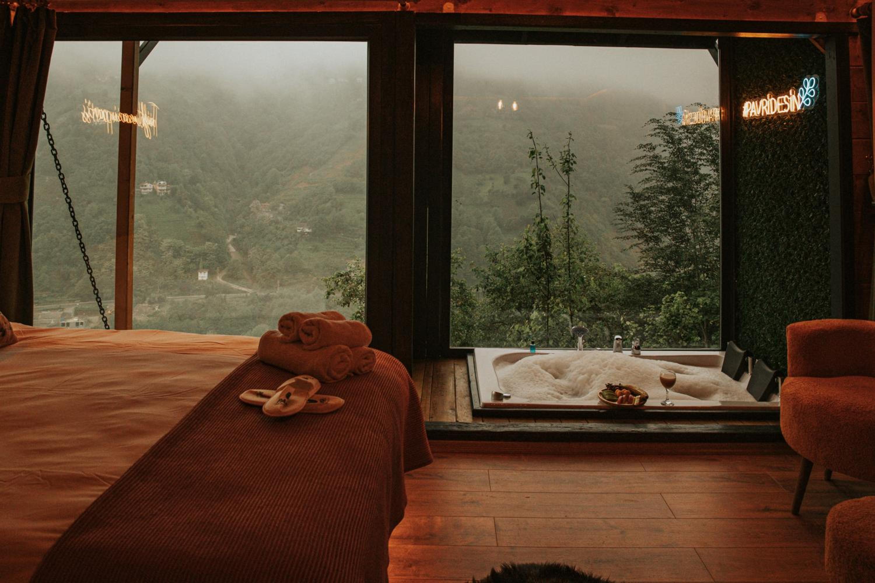 Deluxe Room - Photo 12