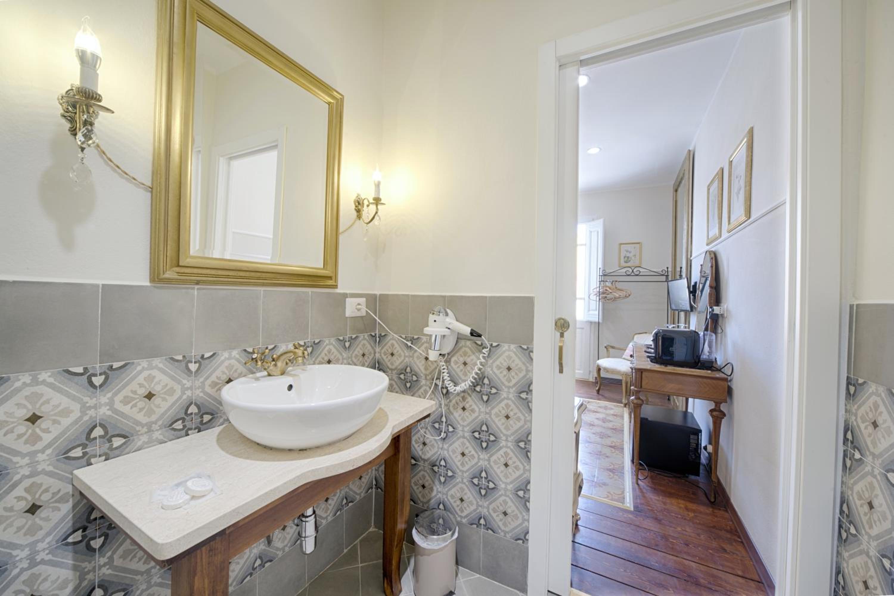 Queen Room with Balcony photo 3