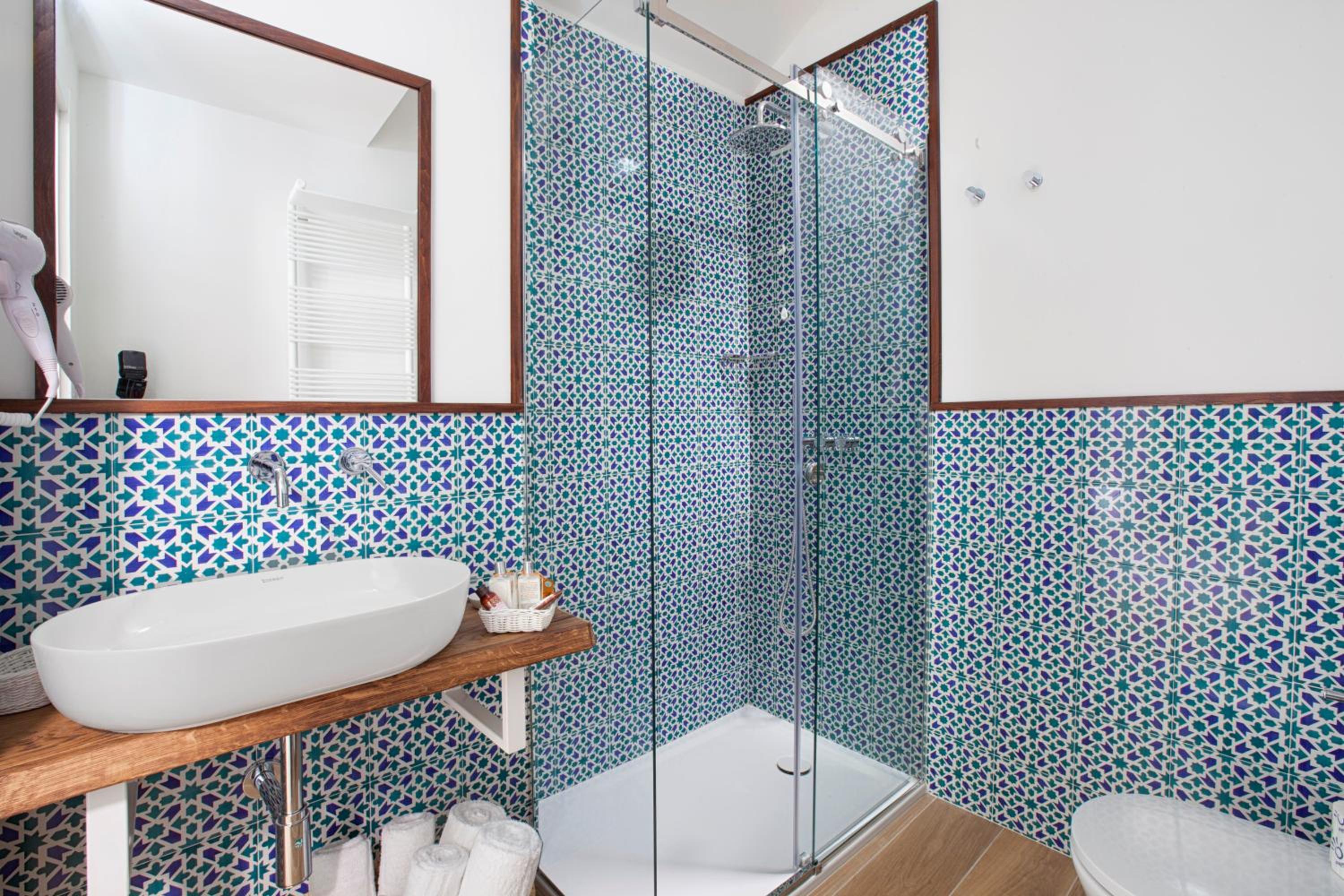 Standard King Room - Photo 9