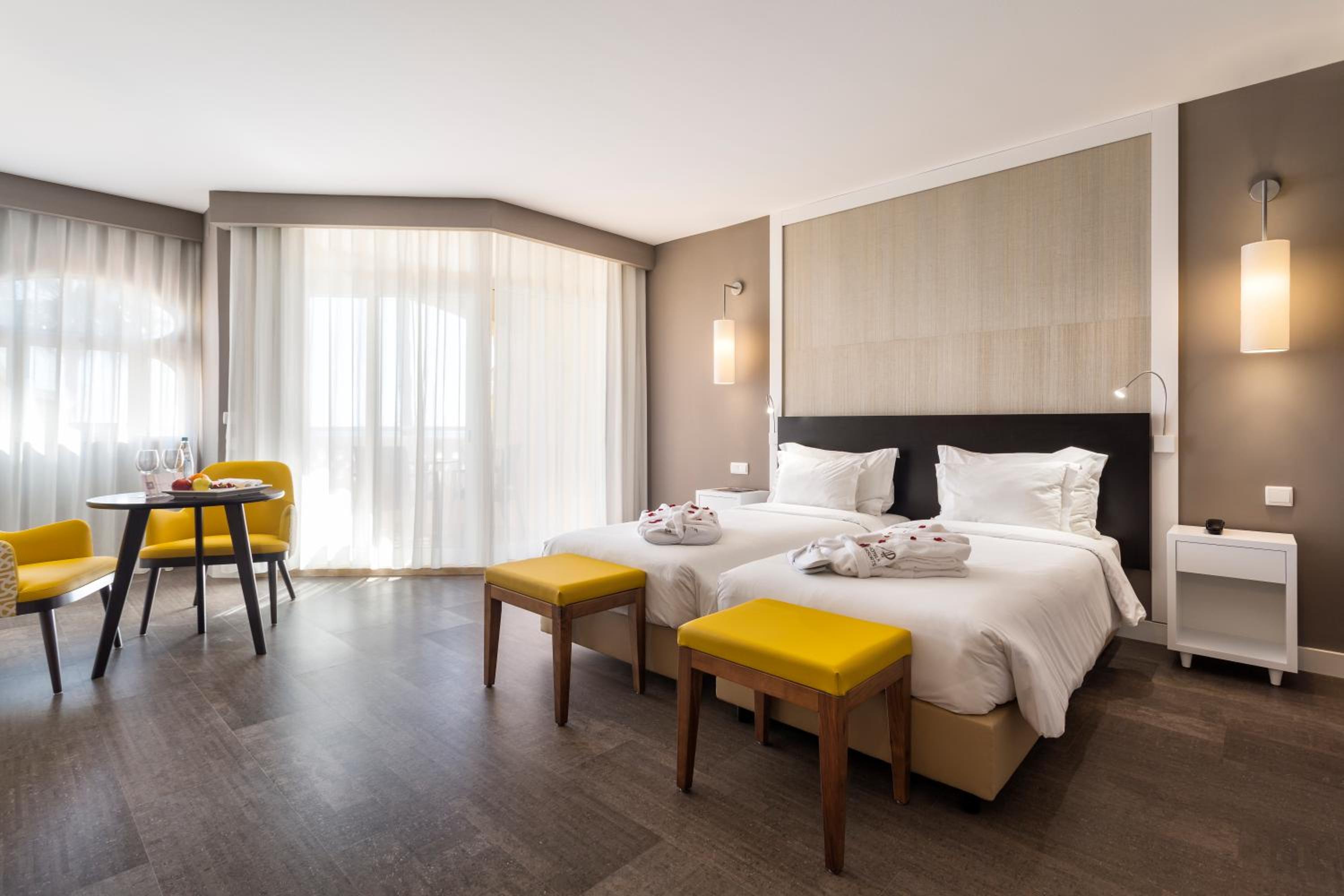 Double or Twin Room with Side Sea View - Photo 4