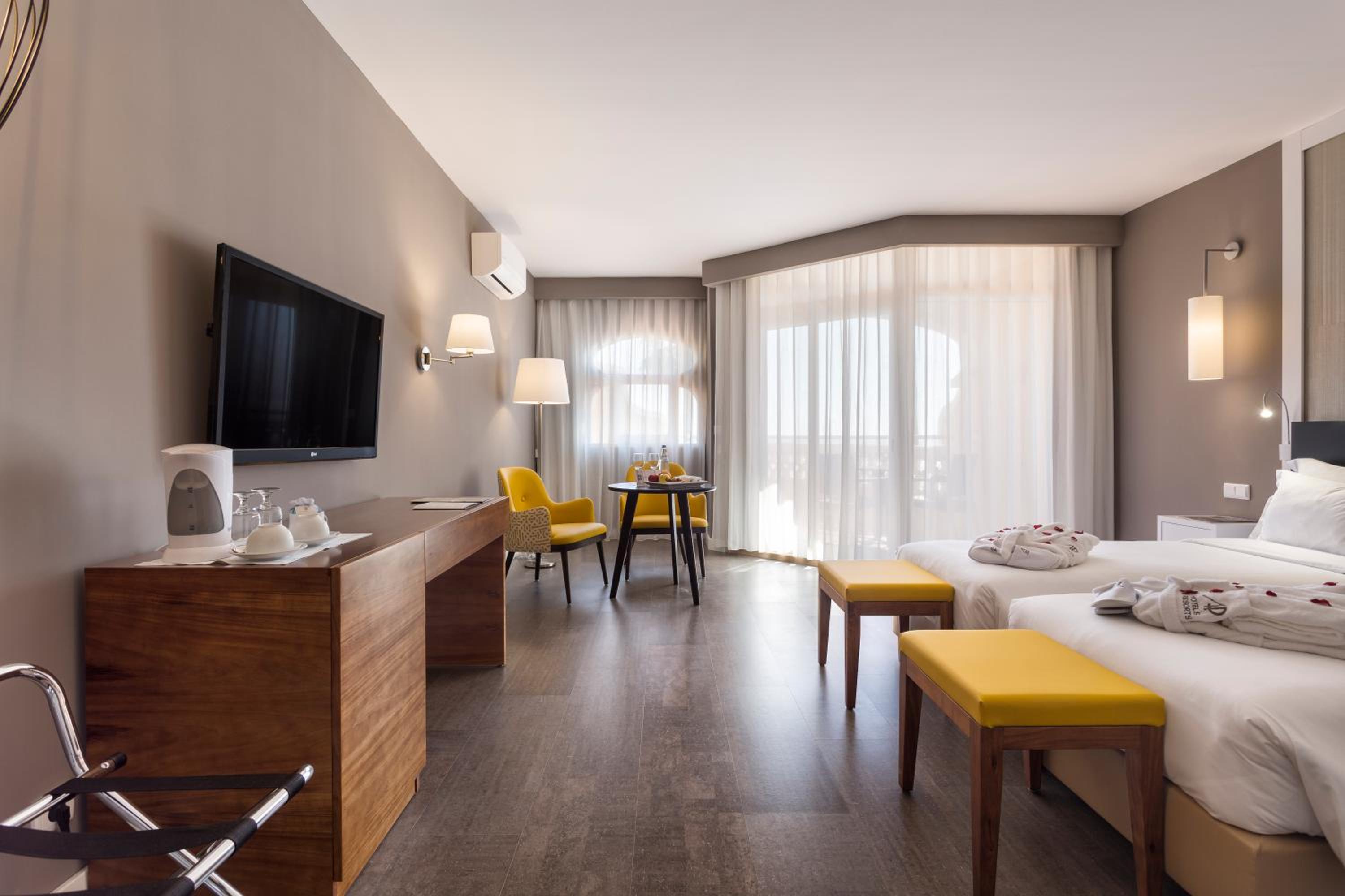 Double or Twin Room with Side Sea View - Photo 5