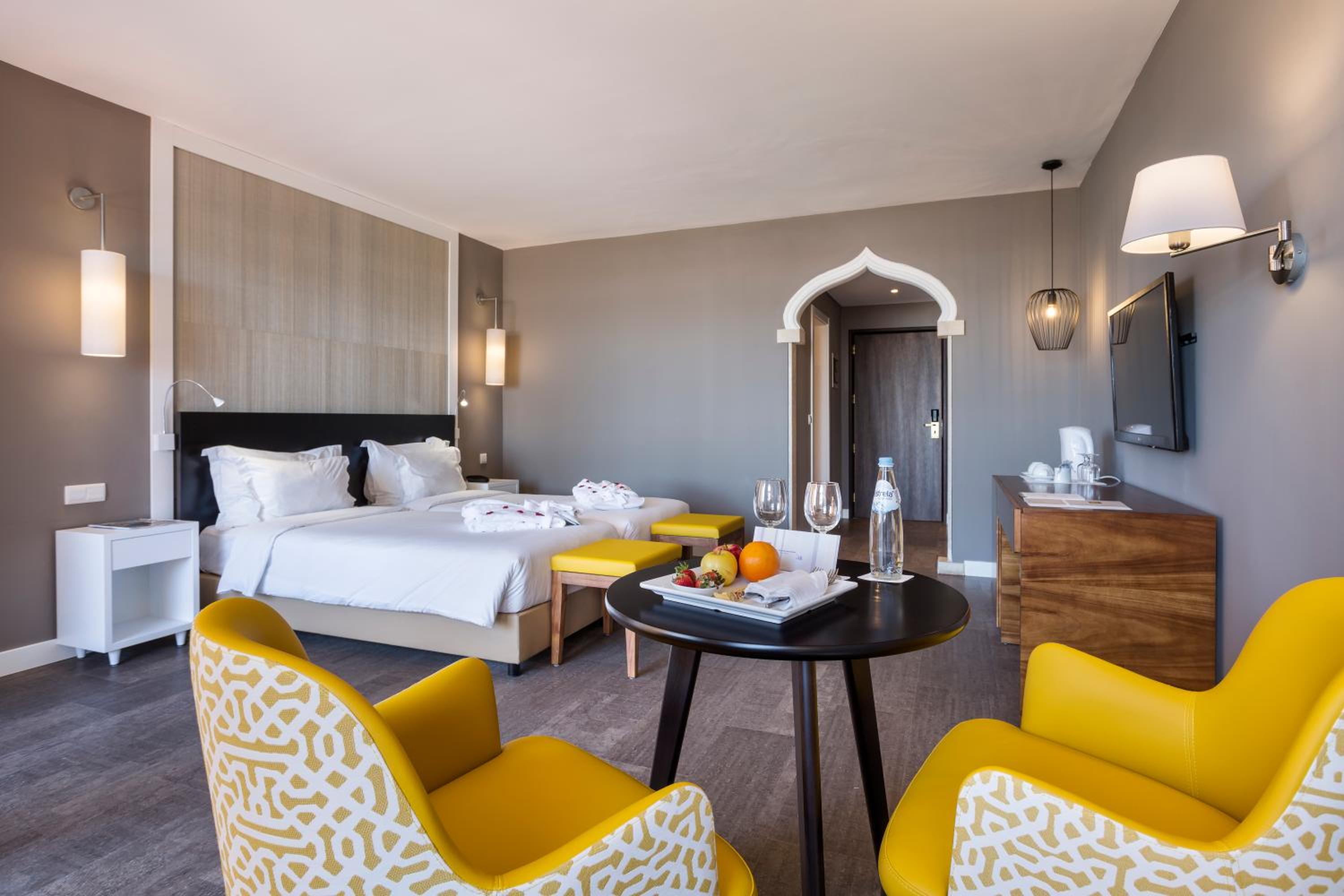 Double or Twin Room with Side Sea View - Photo 3