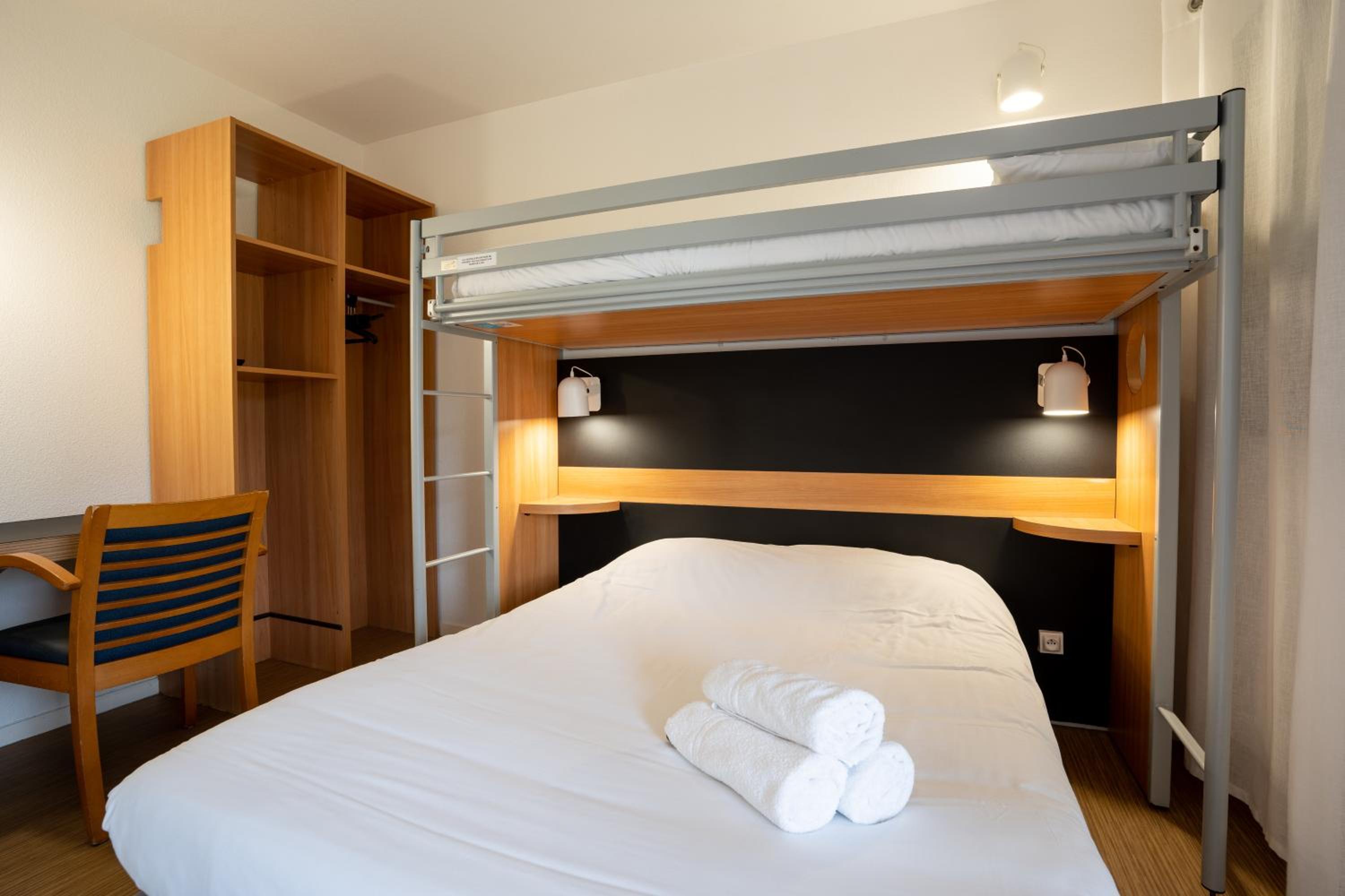 Triple Room (1 Double Bed + 1 Single Bed) - Photo 1