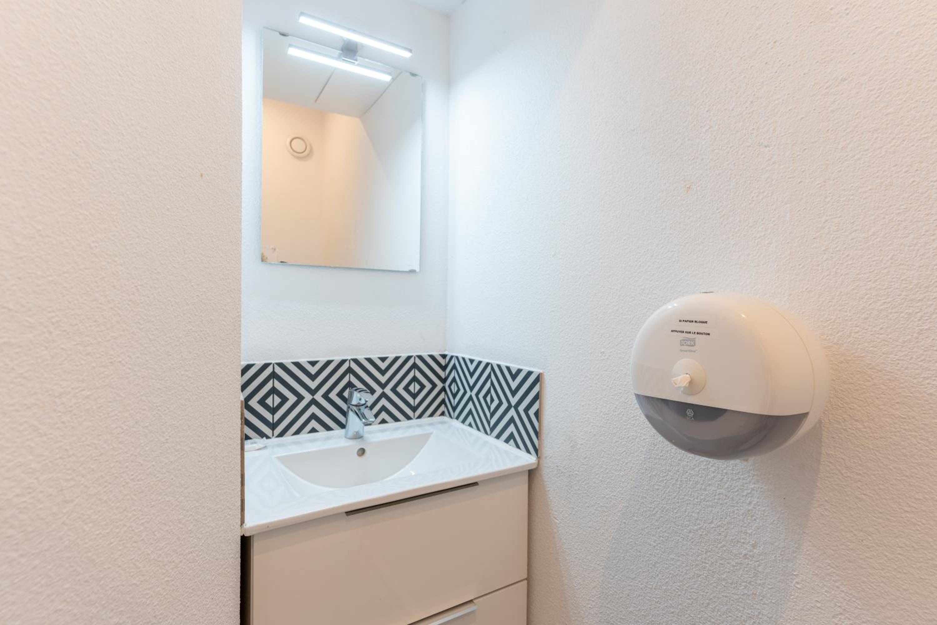 Twin Room - Photo 9