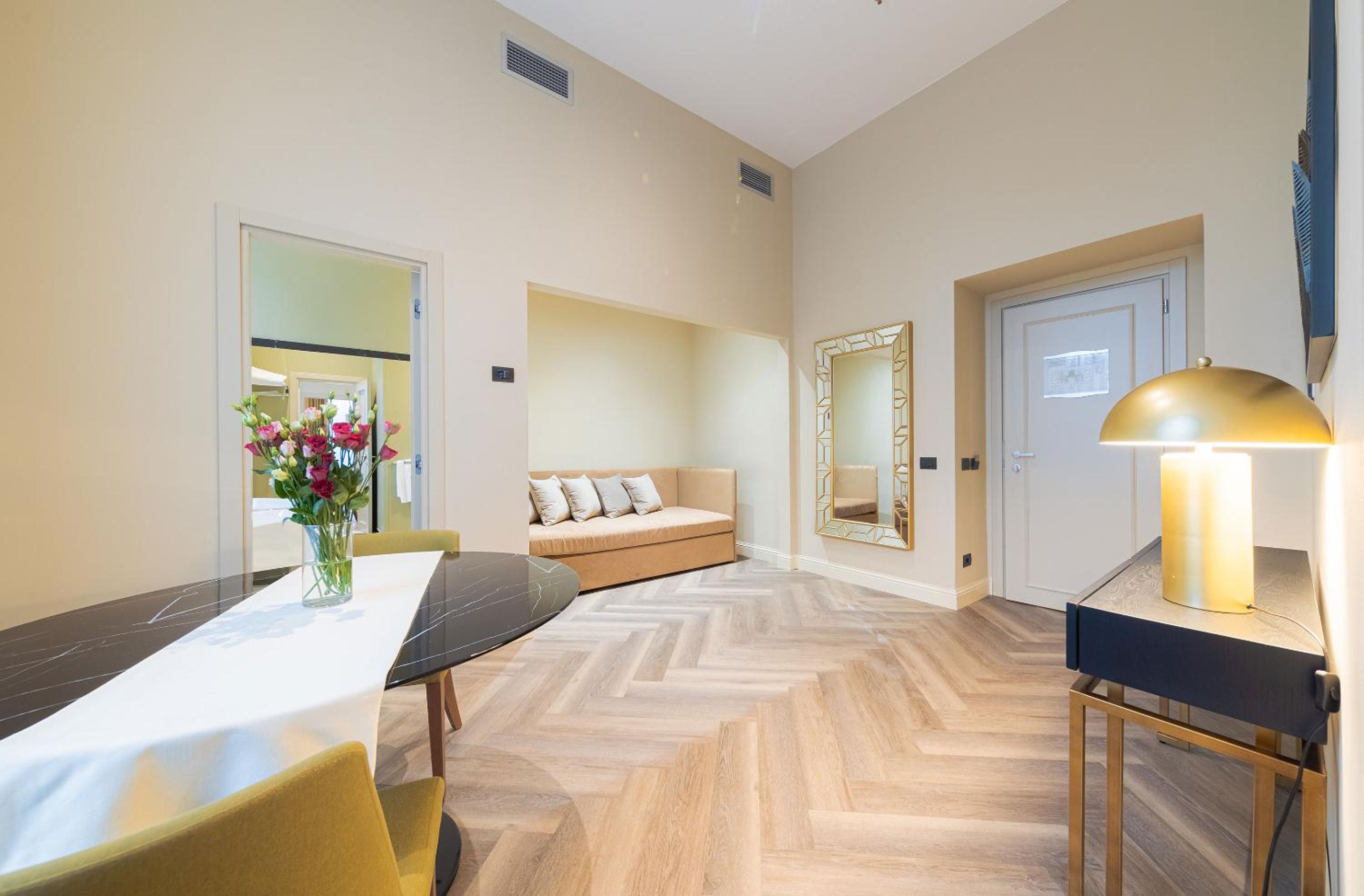 Suite - Photo 3