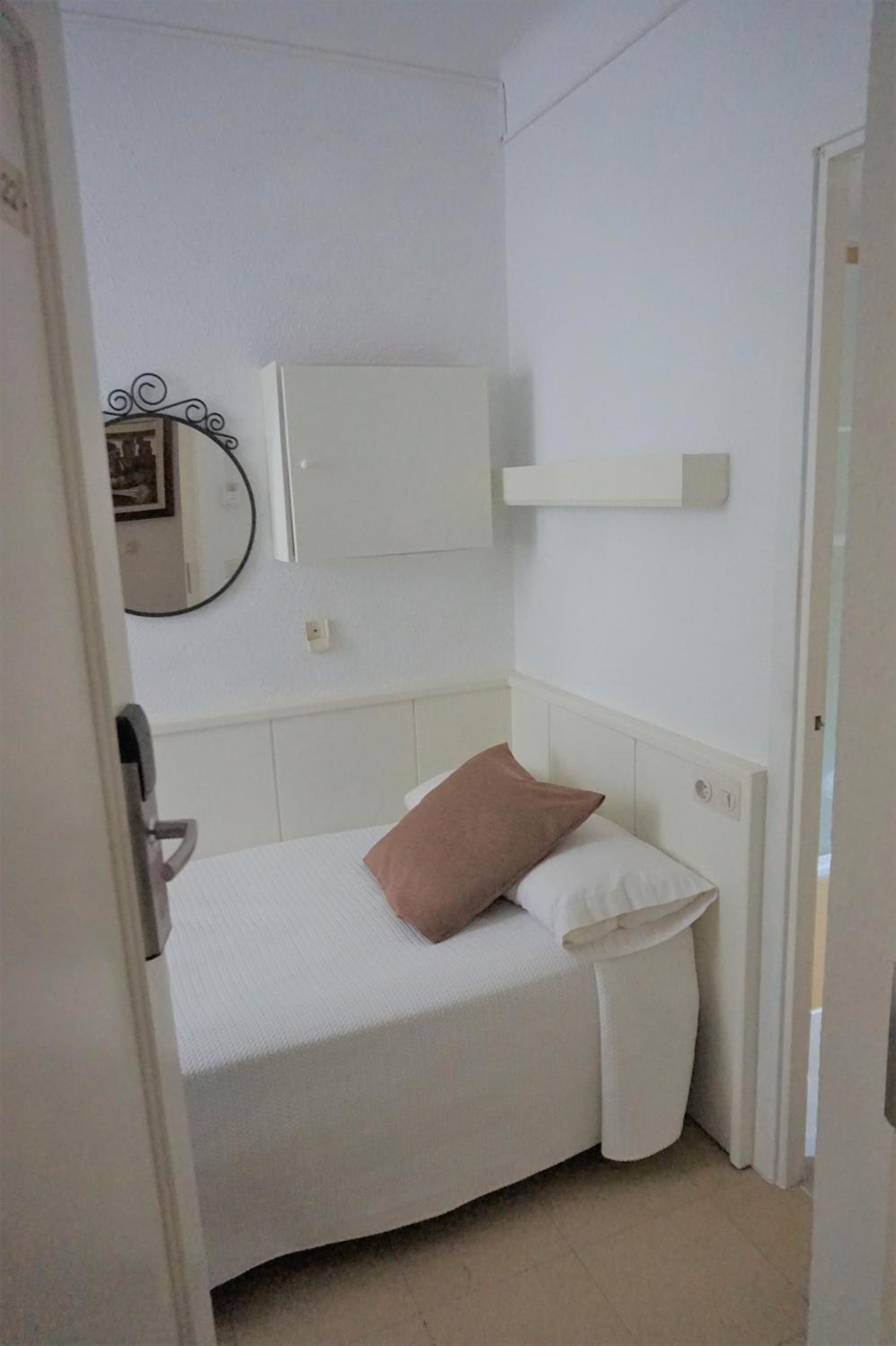 Budget Interior Single Room photo 3