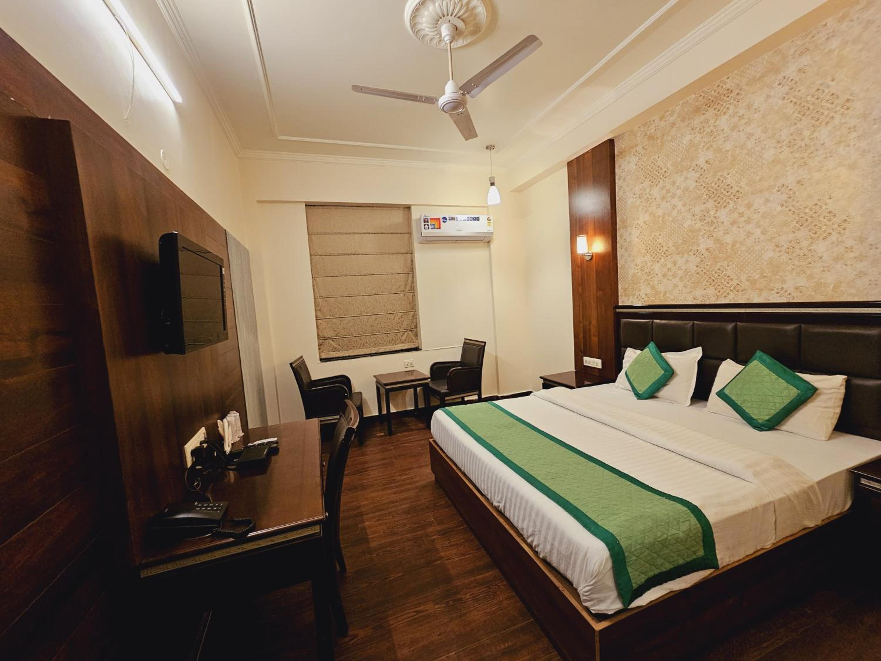 Deluxe Room:Enjoy Happy Hours with 2+1 offer on Alcoholic Beverages, Early Check-In/ Late Check-Out upto 2 hours (subject to availability) - Photo 4