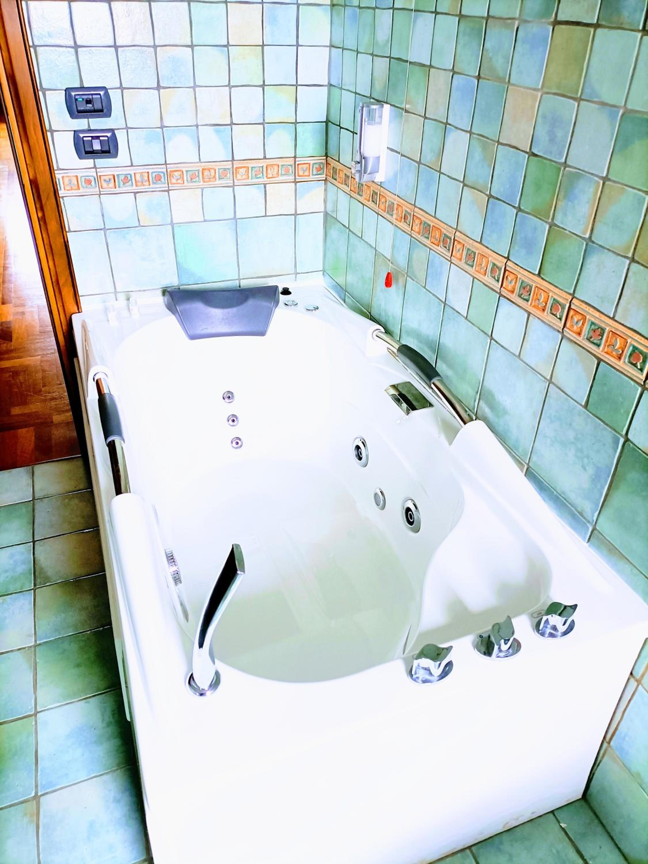 Double Room with Spa Bath - Photo 11