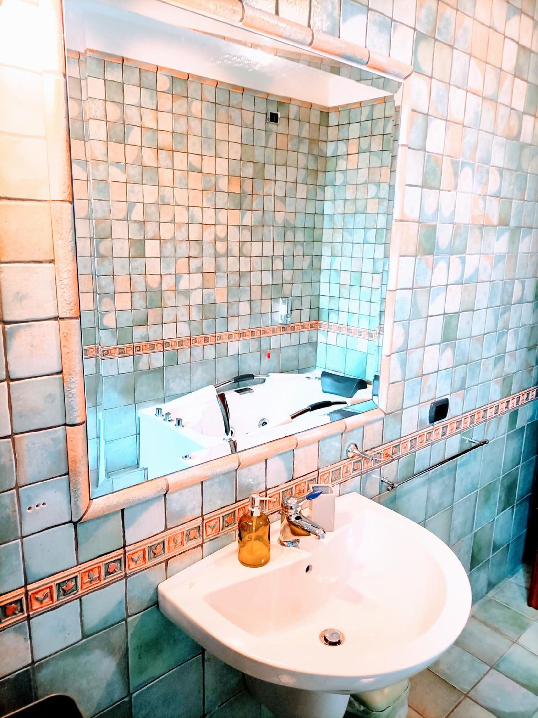Double Room with Spa Bath - Photo 12