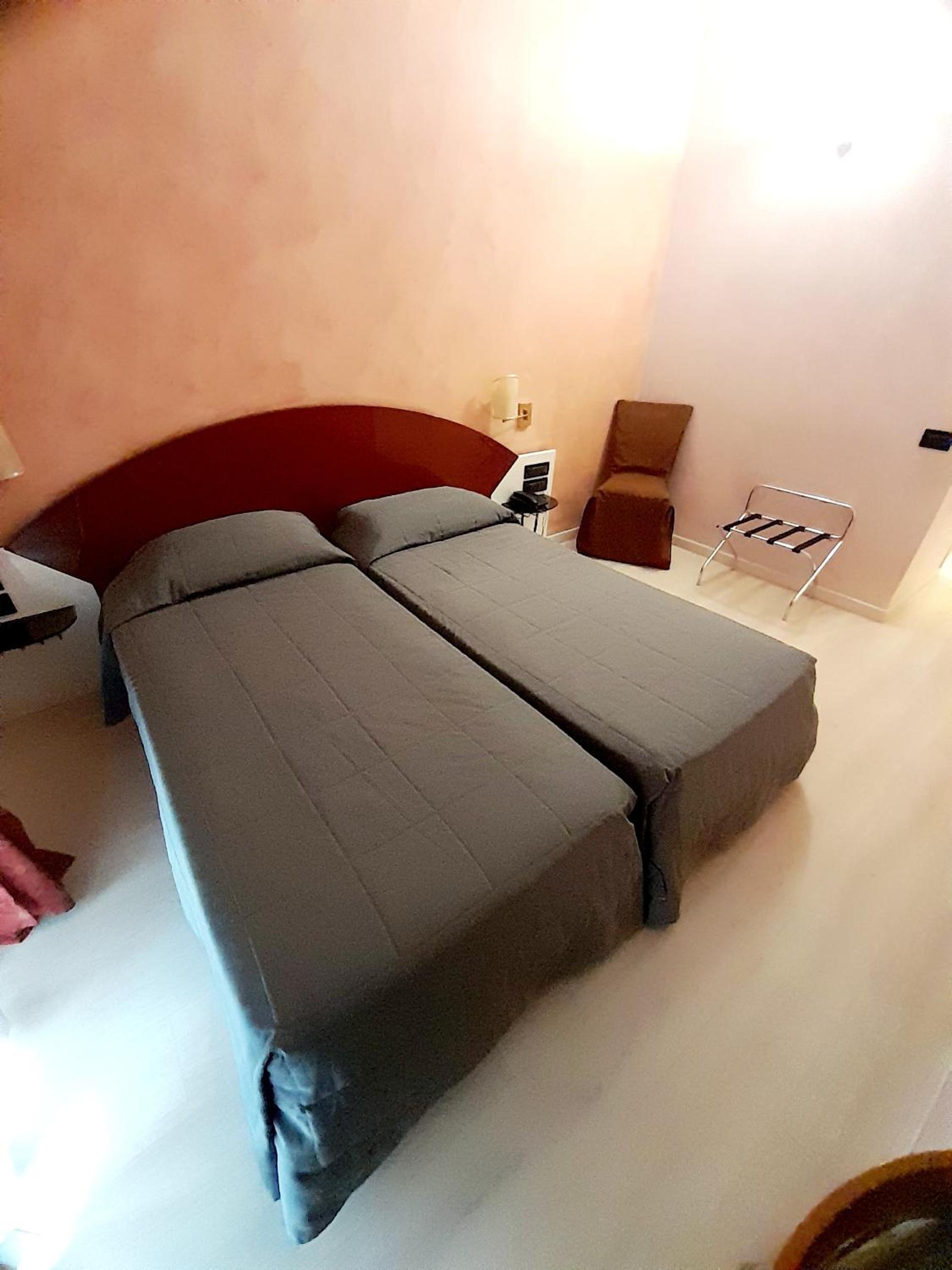 Double or Twin Room - Photo 11
