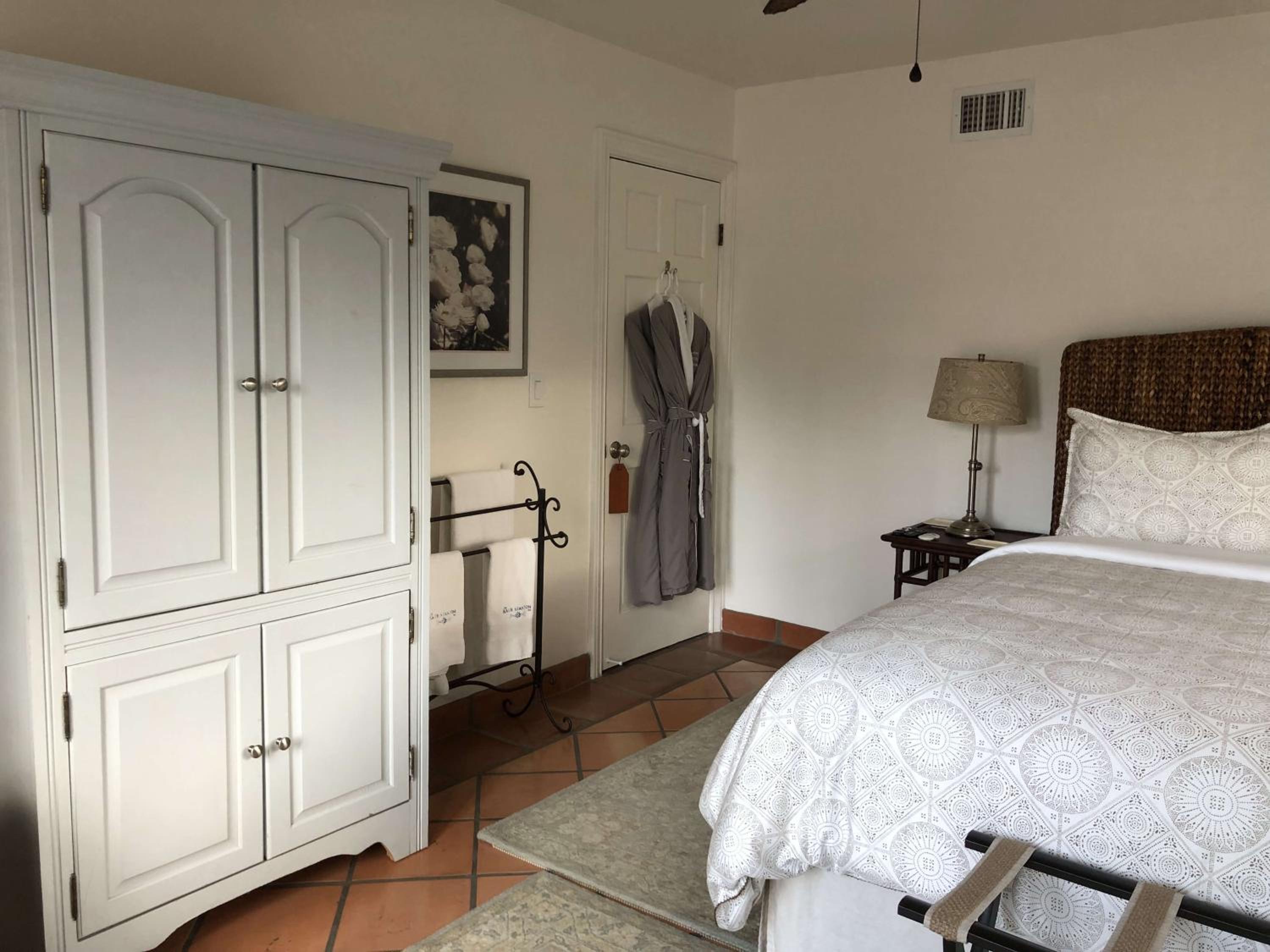 Double Room with Shared Bathroom photo 3