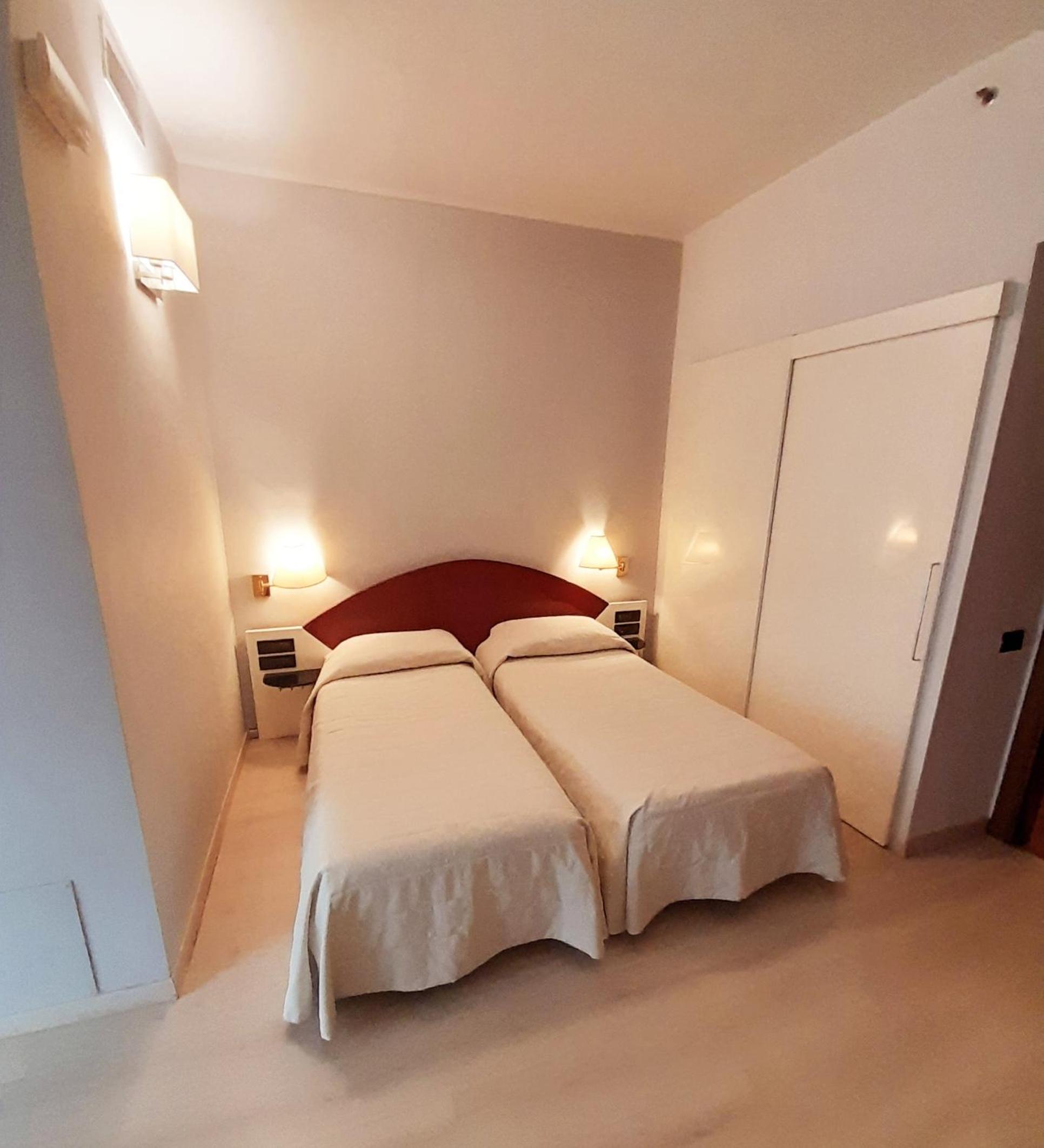Double or Twin Room - Photo 10