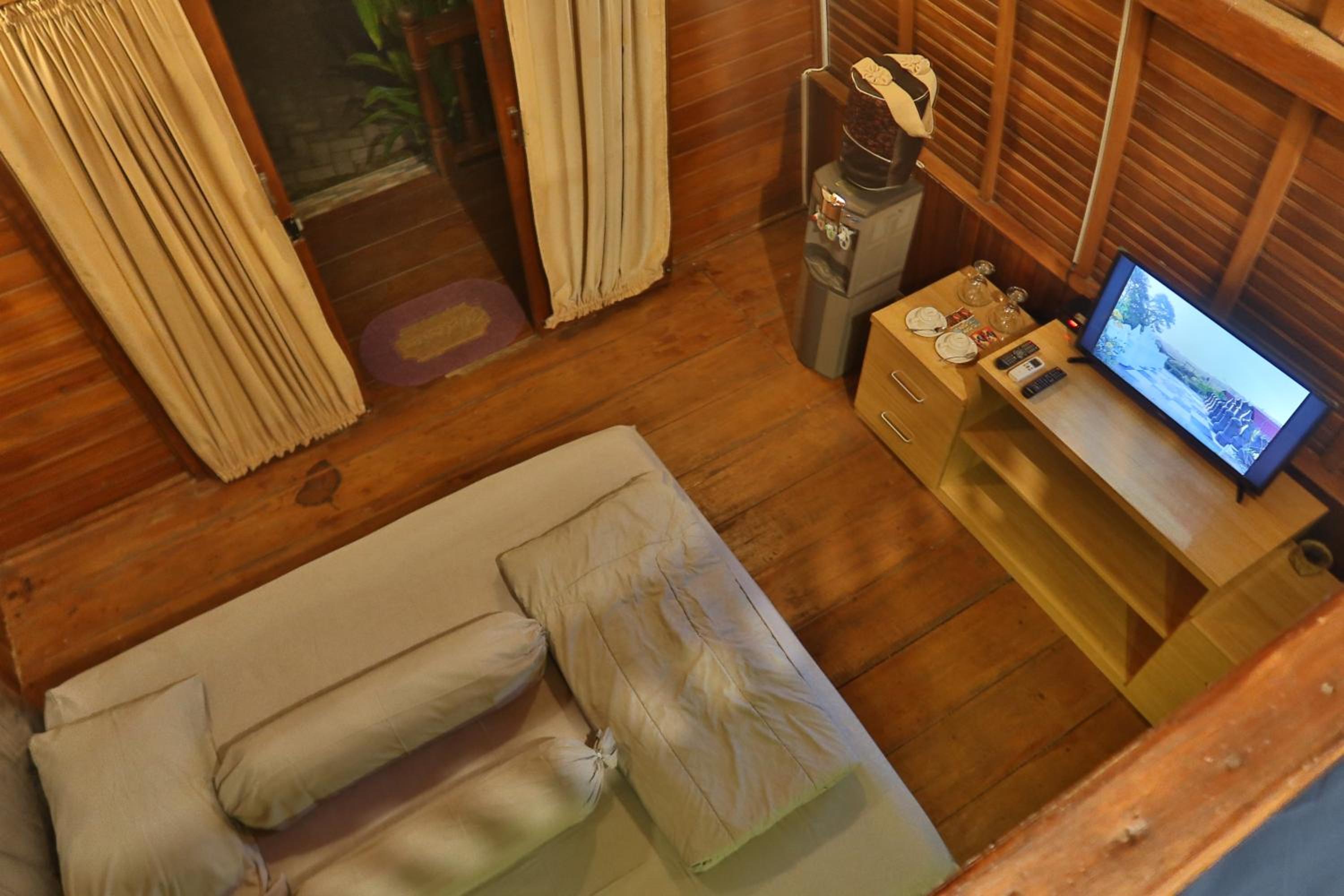 Family Room with Balcony photo 3