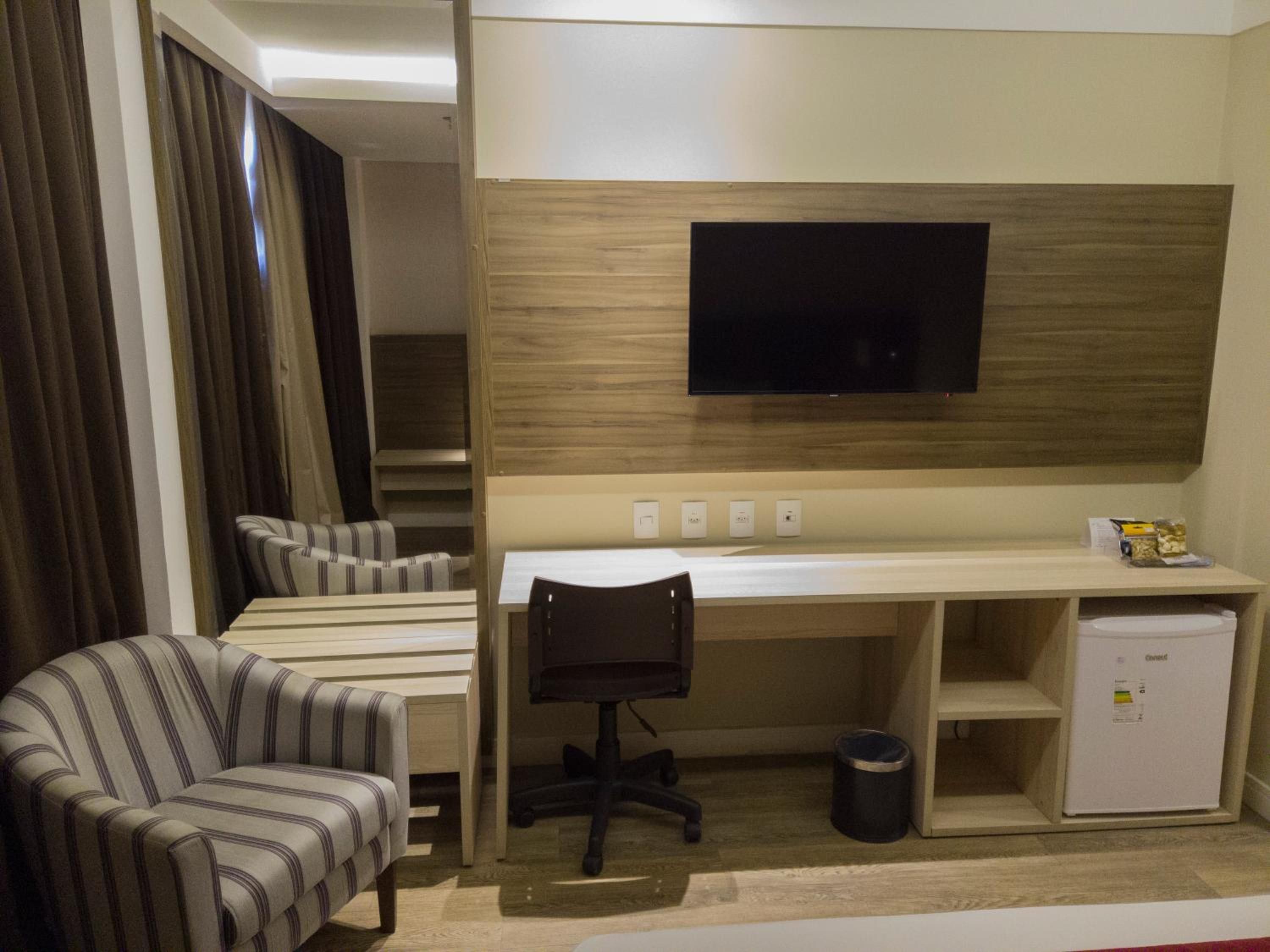 Superior Family Room photo 1