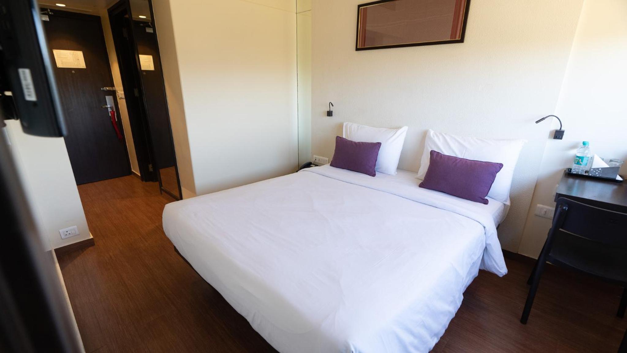 Standard Queen Room photo 2