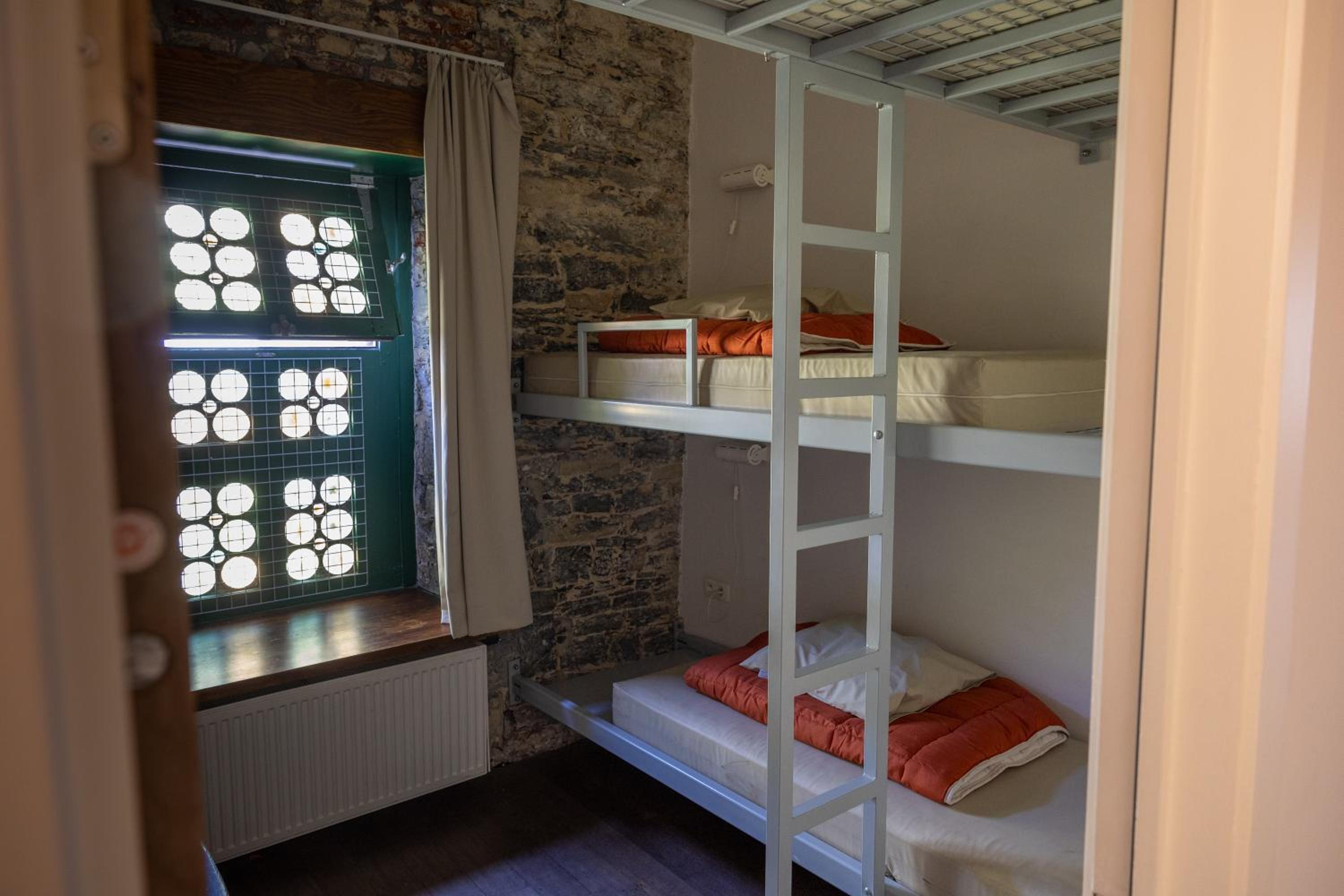 Small 3 bed private room (triple bunk bed) photo 1