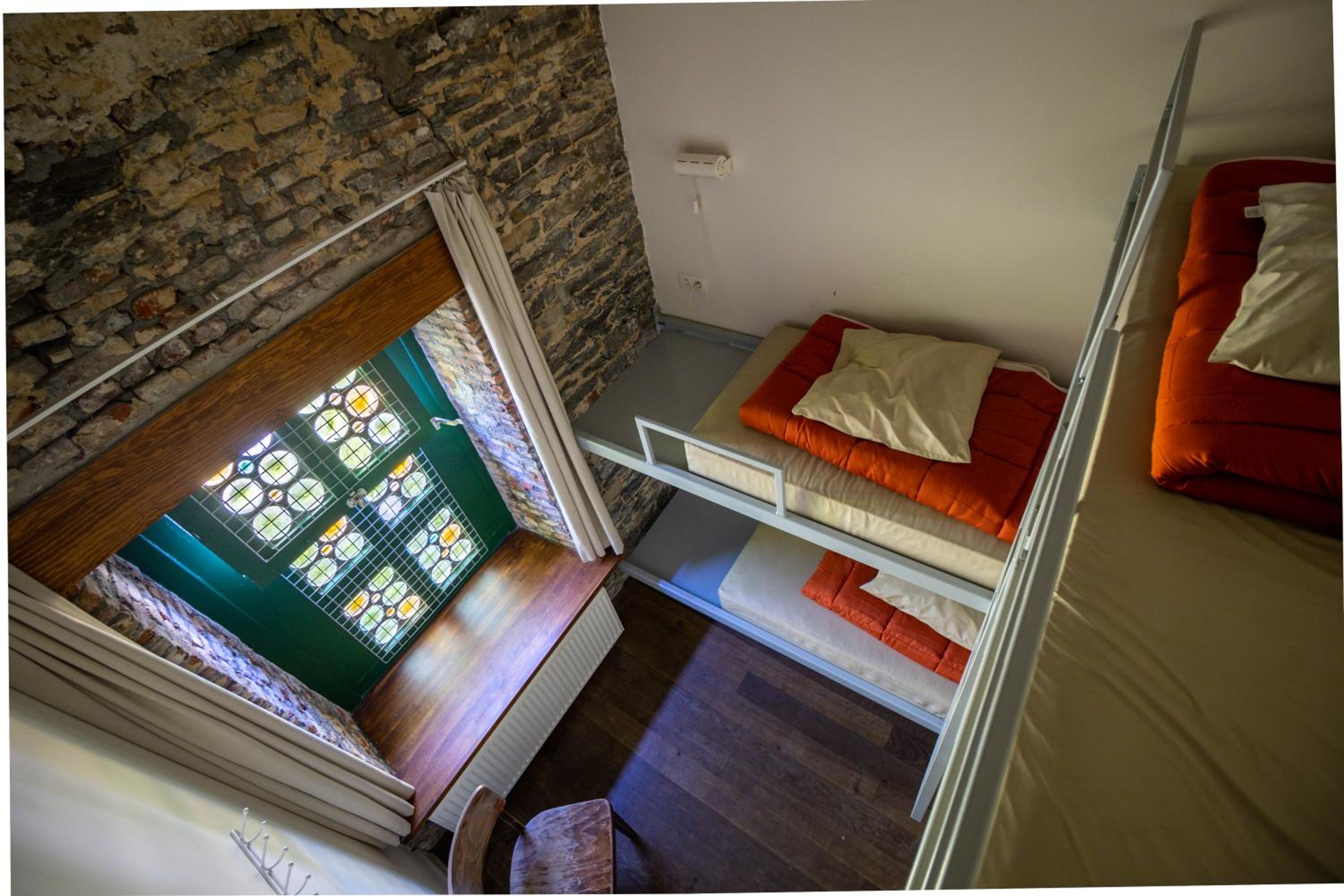 Small 3 bed private room (triple bunk bed) photo 3