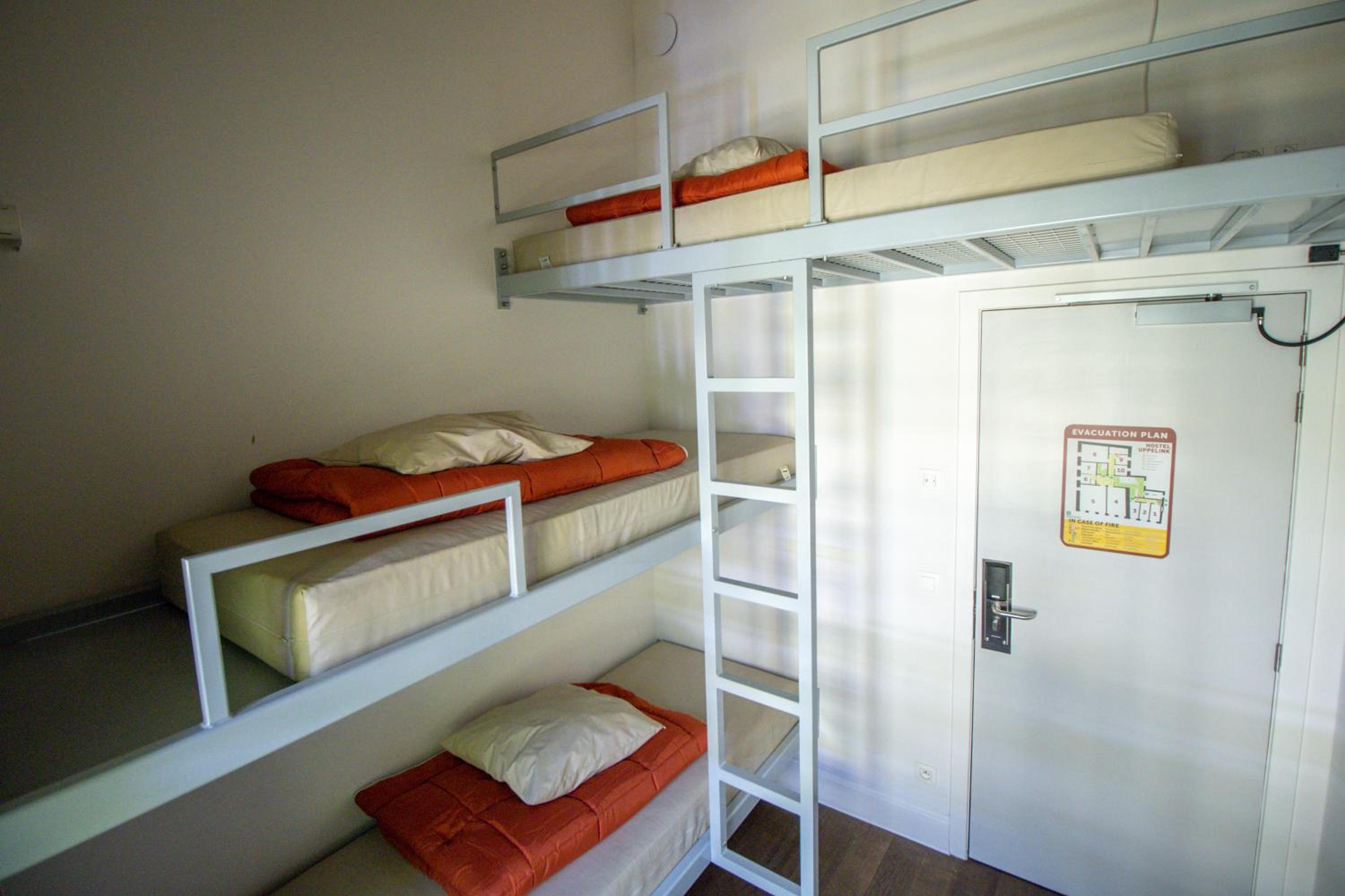 Small 3 bed private room (triple bunk bed) photo 2