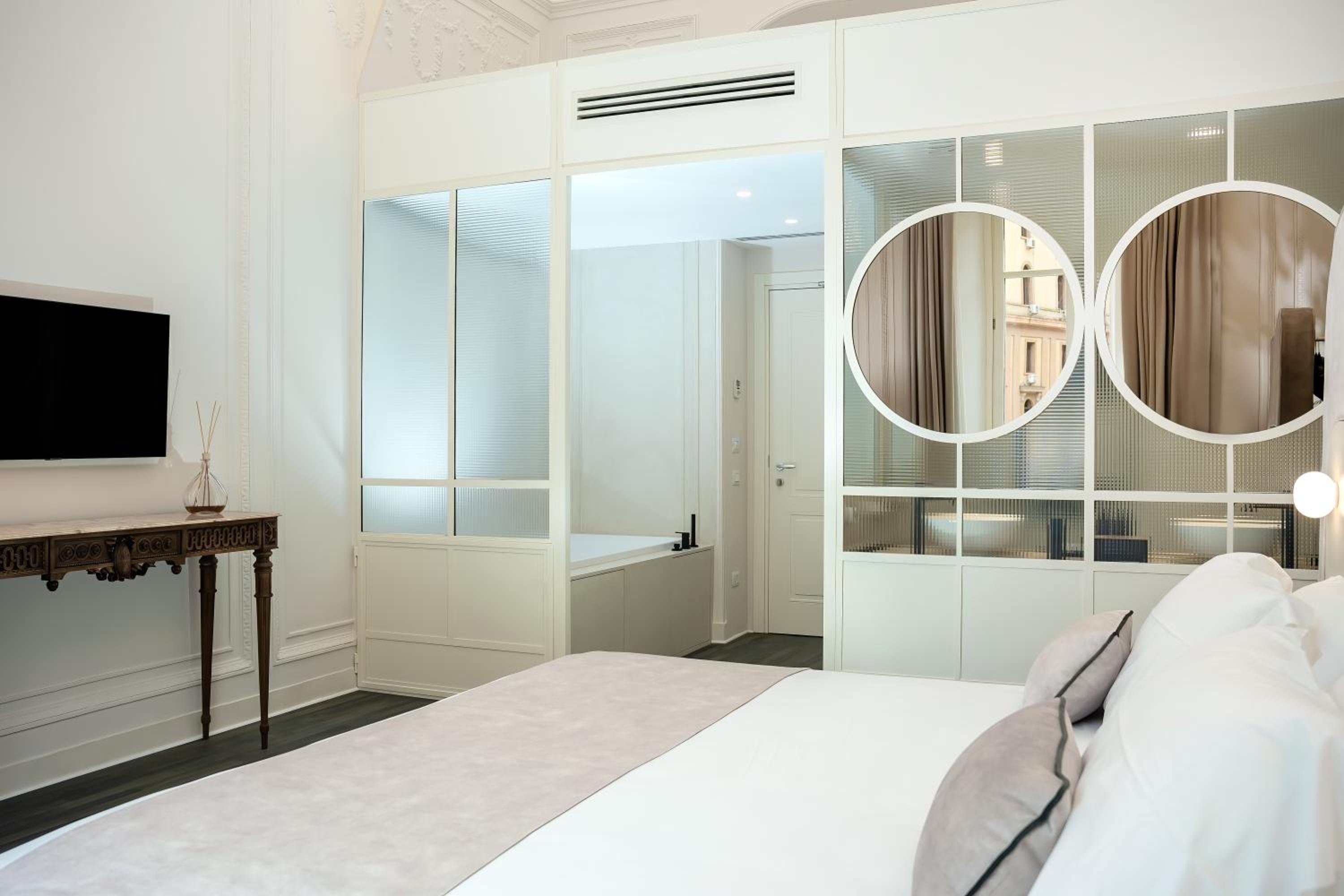 King Suite with Spa Bath photo 3