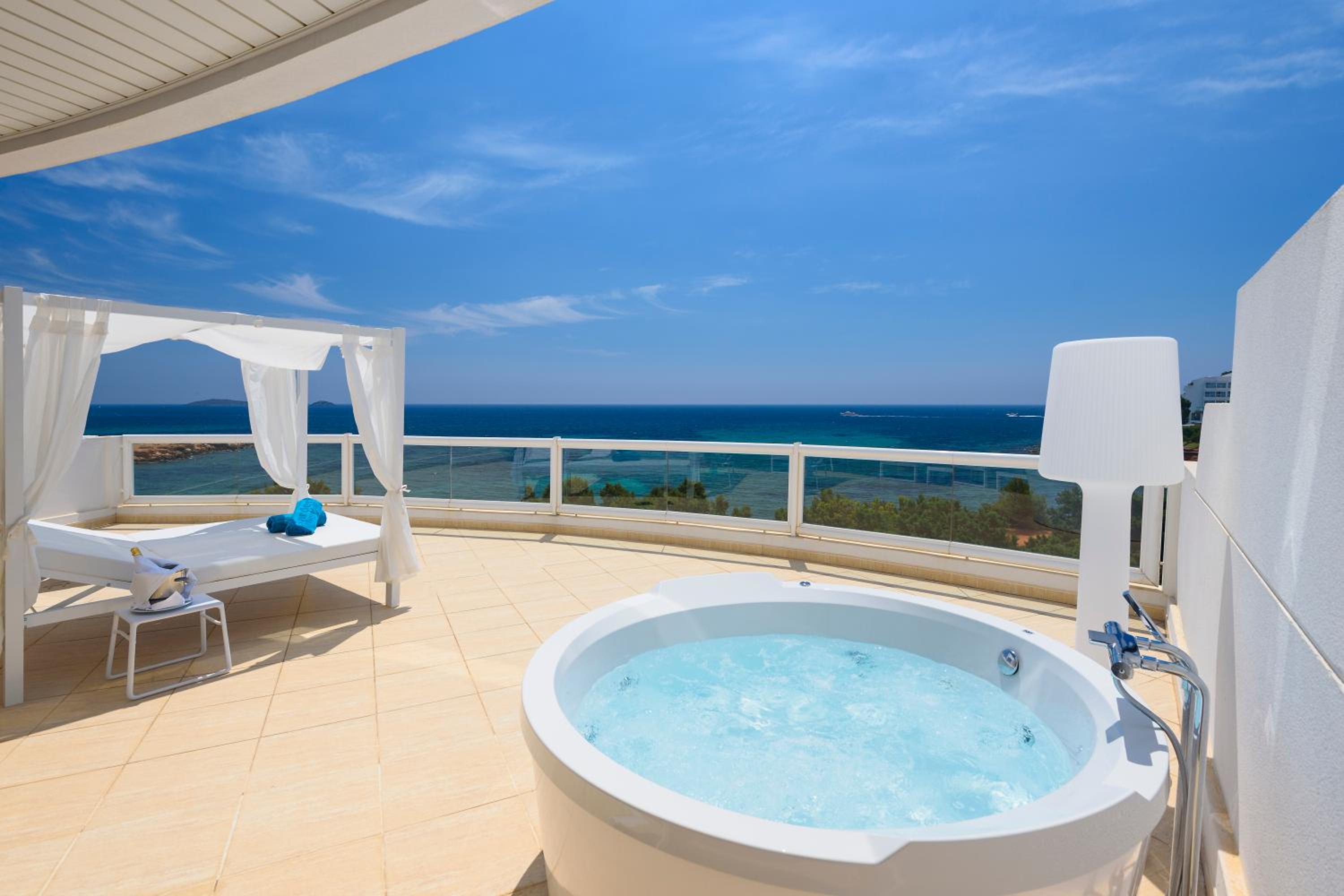 Privilege Suite with Front Sea View photo 3