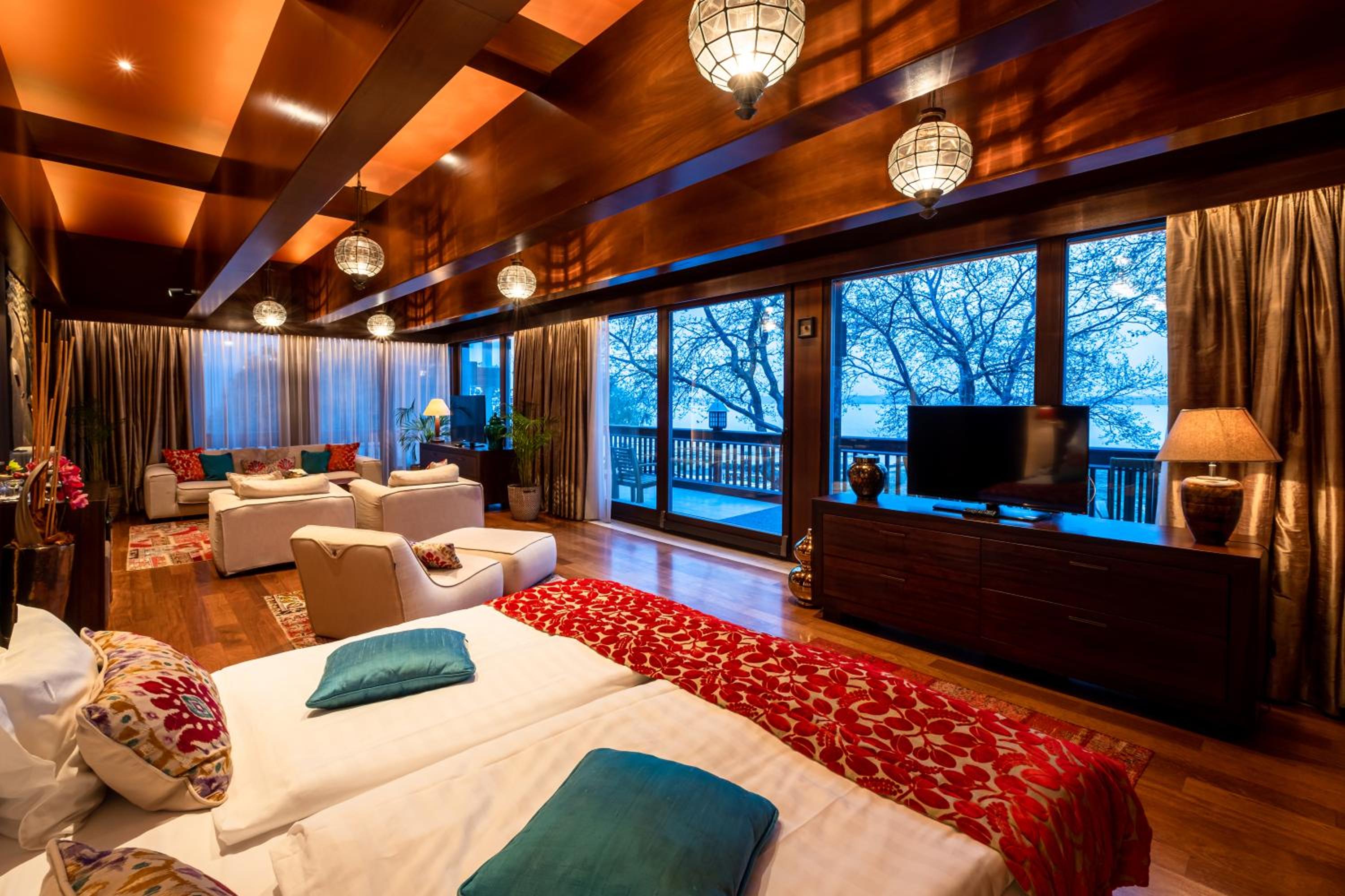 Executive Suite with Large Terrace and Lake View