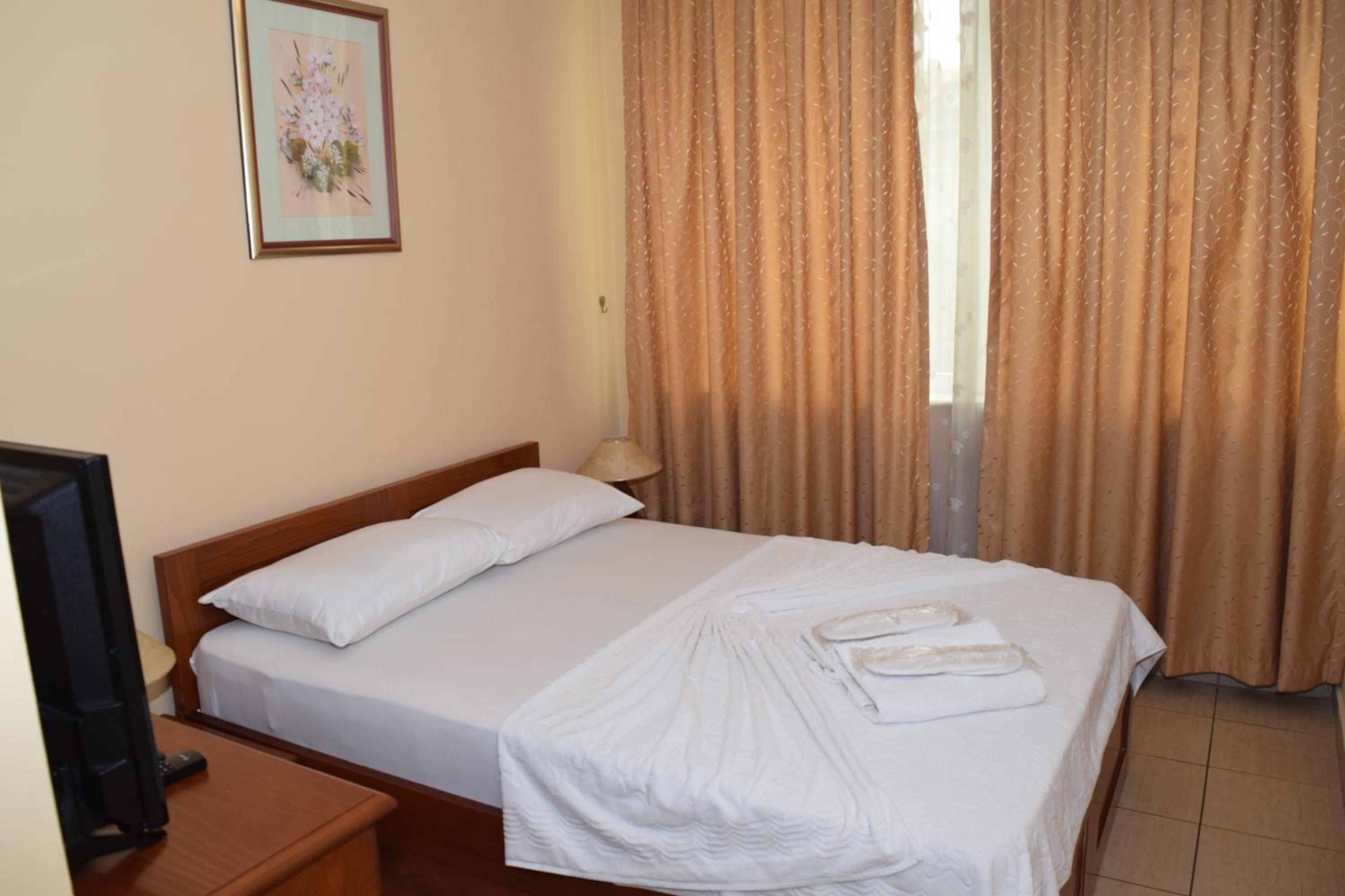 Queen Room with Two Queen Beds - Photo 4