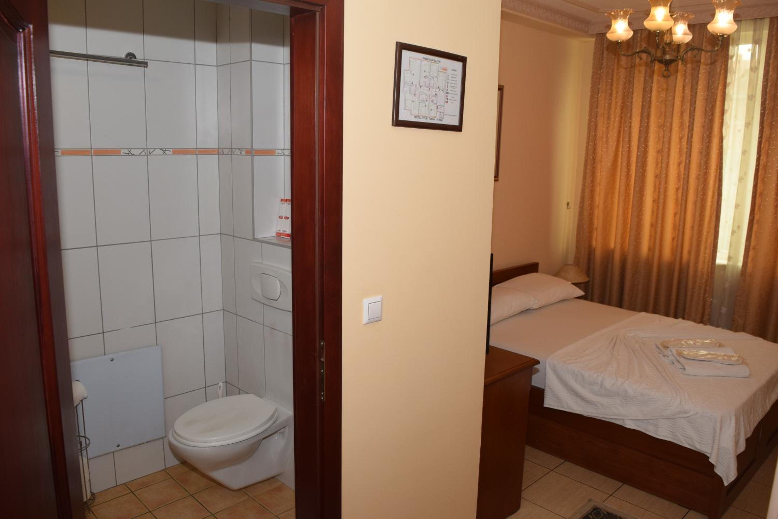 Queen Room with Two Queen Beds - Photo 3