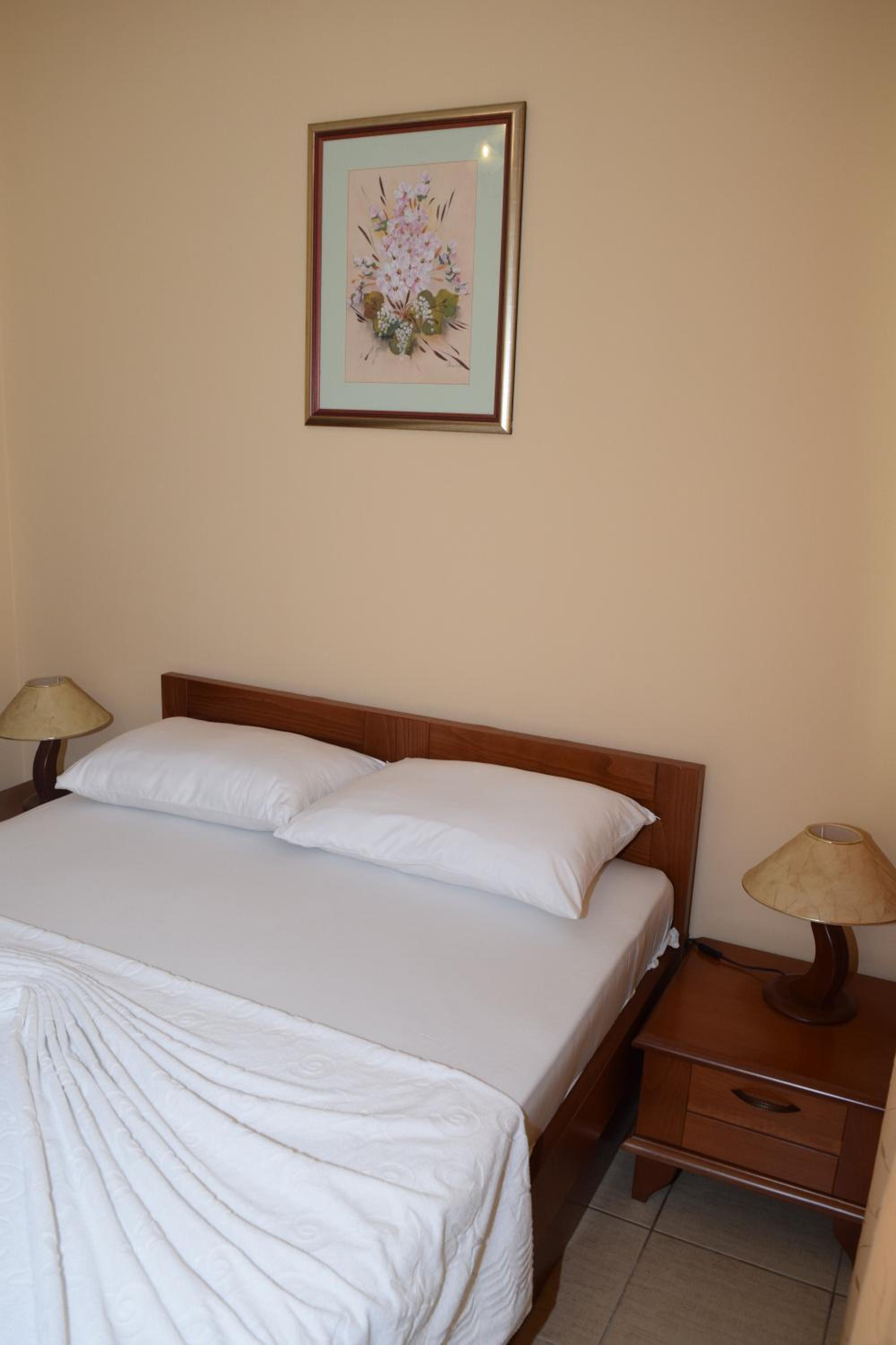 Queen Room with Two Queen Beds - Photo 5