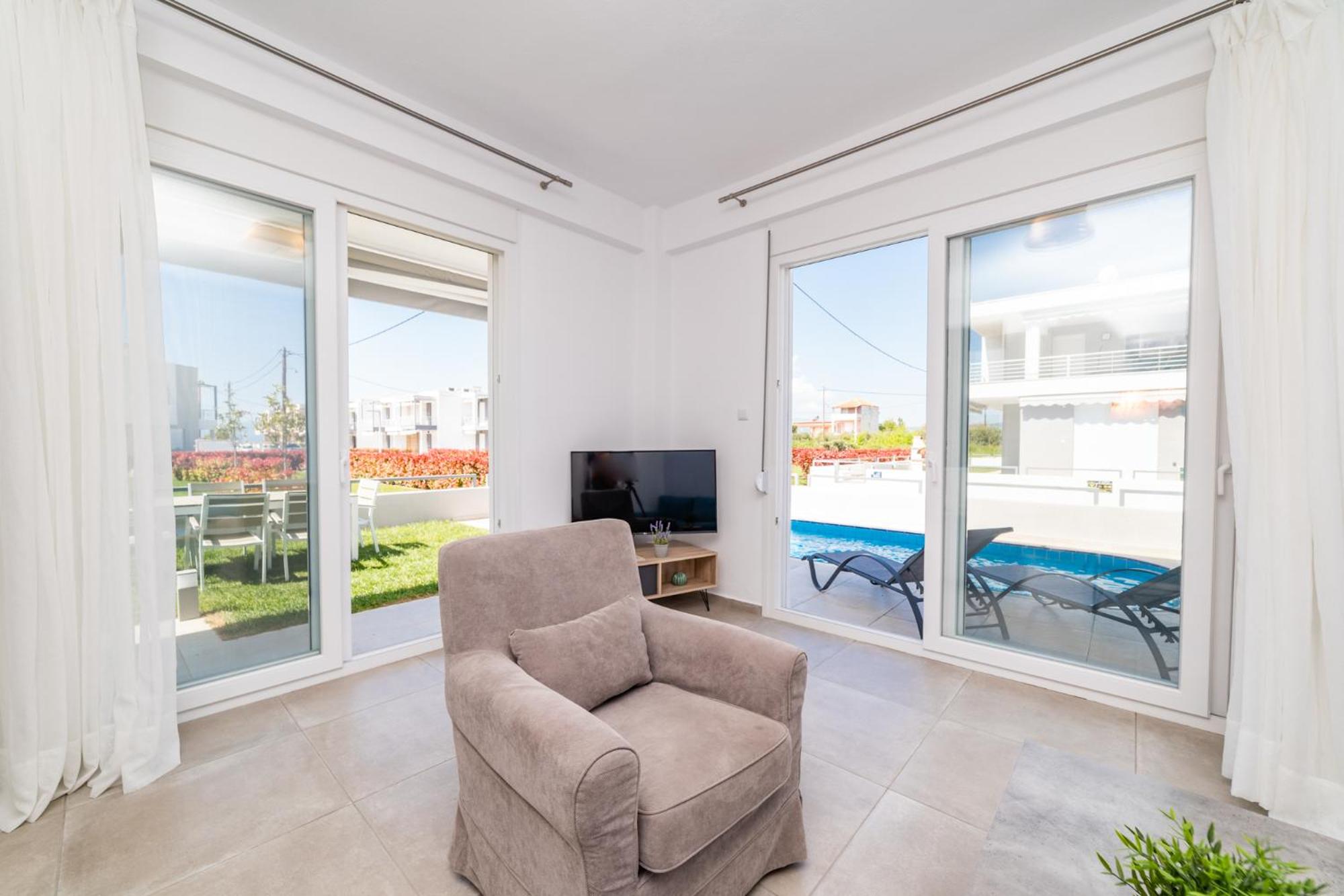 Three-Bedroom Maisonette with Private Pool  photo 2