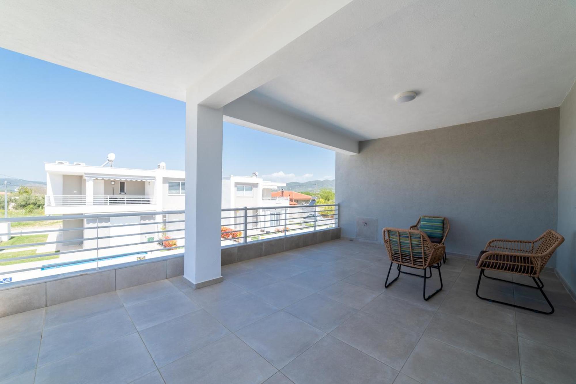 Three-Bedroom Maisonette with Private Pool  photo 3