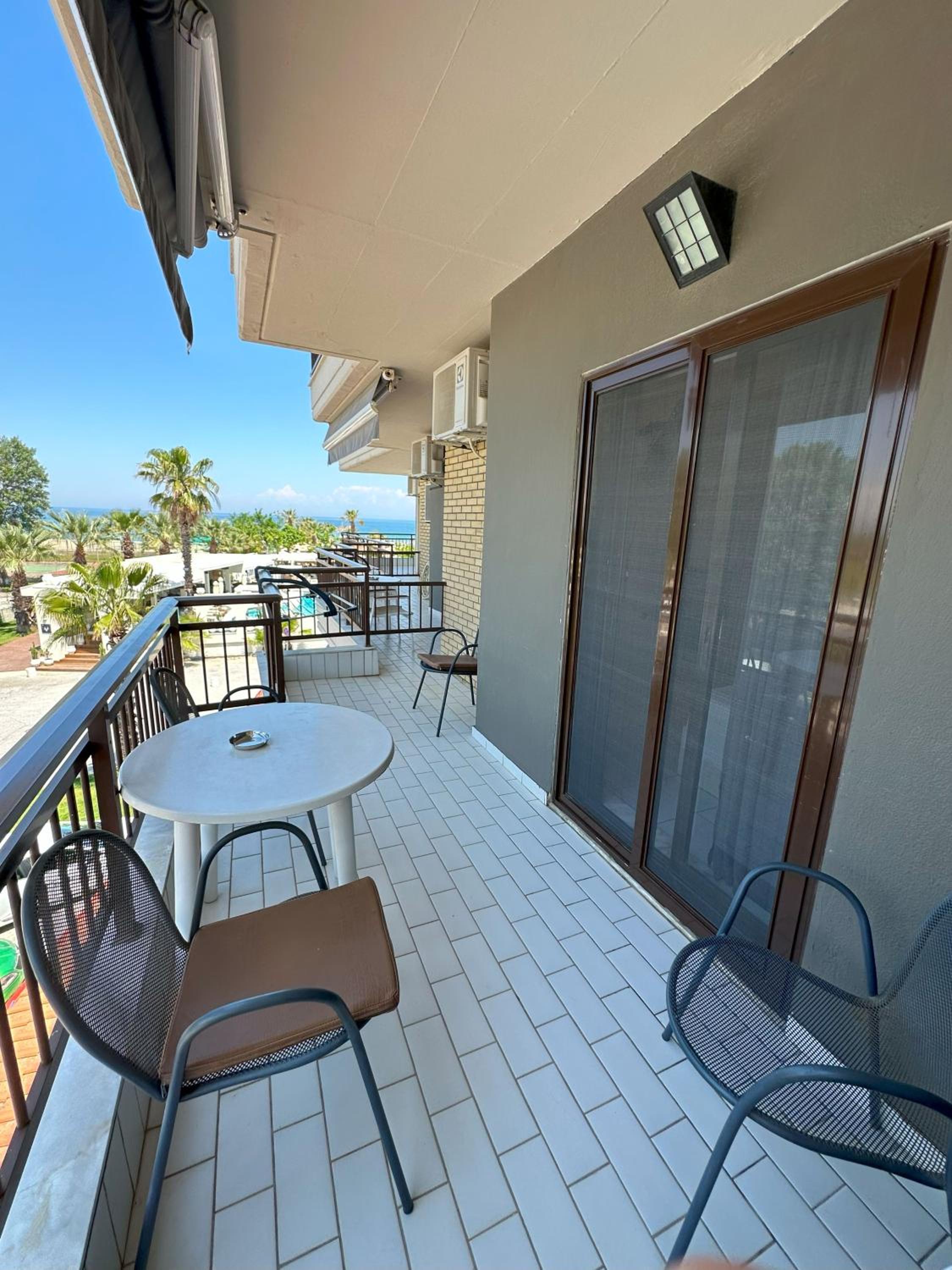Quadruple Room with Mountain View photo 3