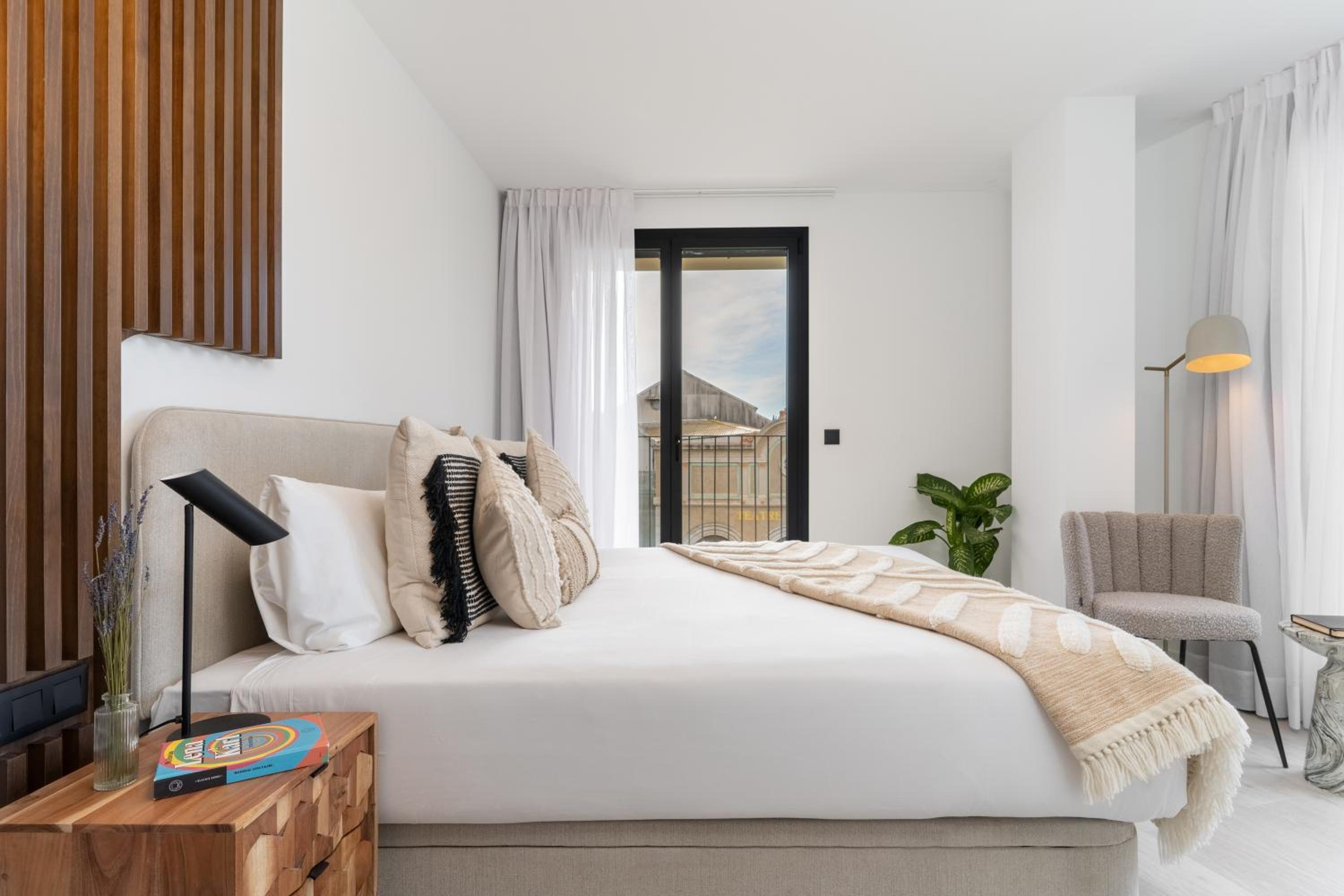 One-Bedroom Apartment With Large Balcony photo 3