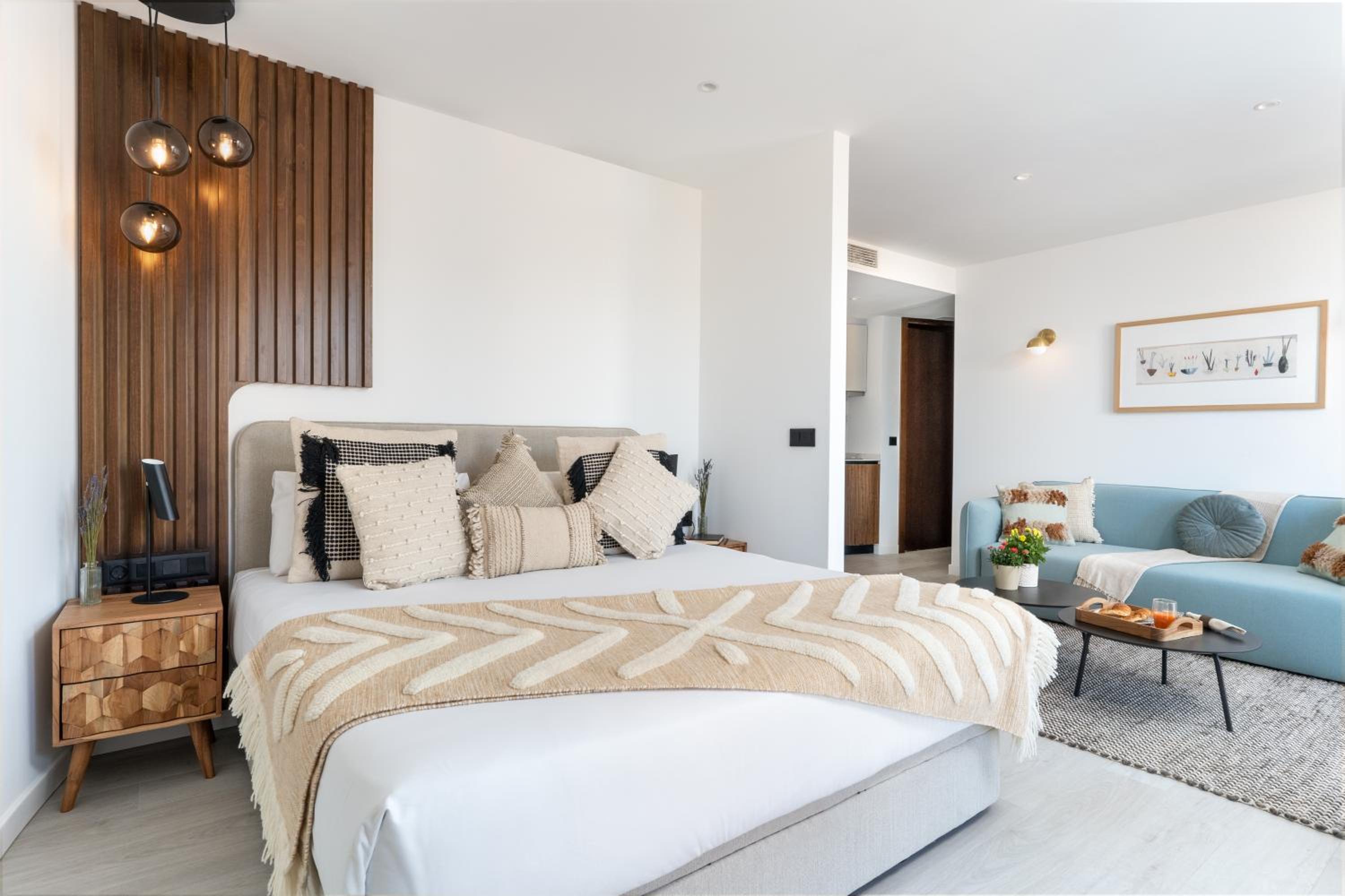 Estudio de una habitación con balcón.